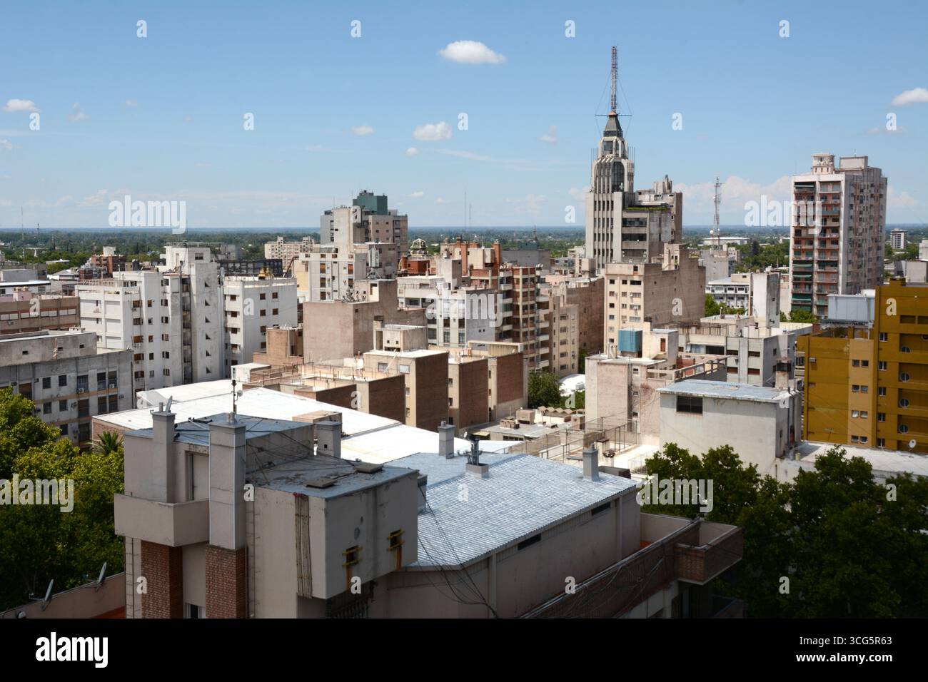 Vista sul tetto degli appartamenti e degli uffici che formano lo skyline della città argentina di Mendoza, nell'Argentina occidentale. Foto Stock