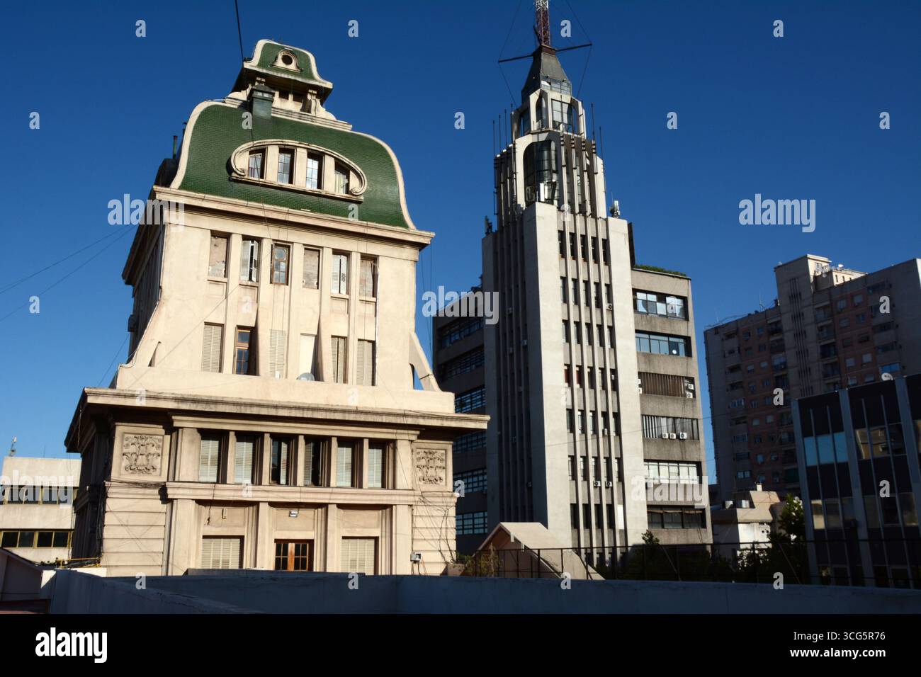 La torre del passaggio San Martin (a sinistra) e l'edificio Gomez, o Gomez Building, due edifici iconici in stile art deco a Mendoza, Argentina. Foto Stock