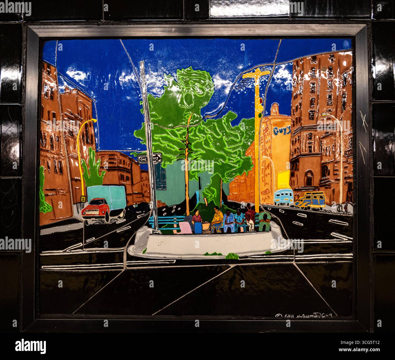 Piastrelle decorative della metropolitana di New York che si trovano su una panchina del parco vicino a una strada di Nitza Tufino Foto Stock