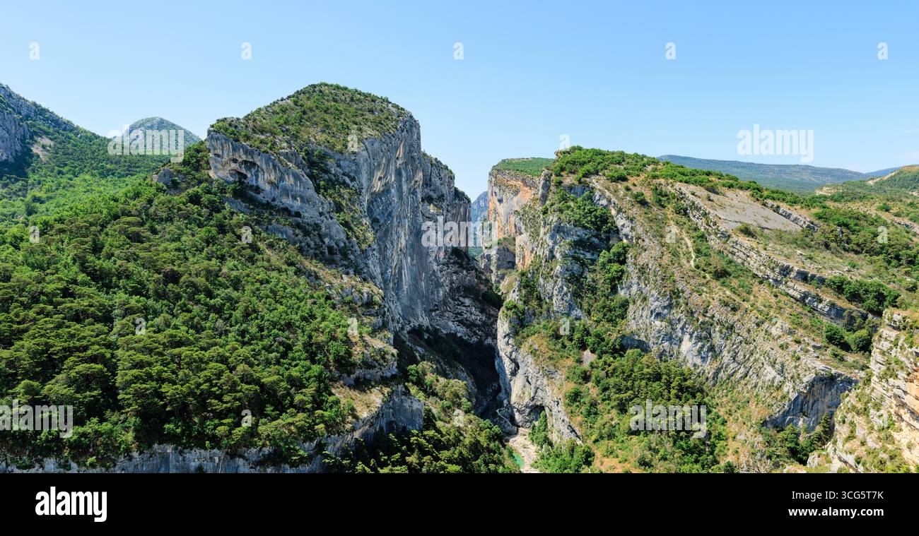Vista panoramica della formazione geologica calcarea della Gola del Verdon - anche Gorges du Verdon o Grand Canyon du Verdon - attrazione principale e attrazione Foto Stock
