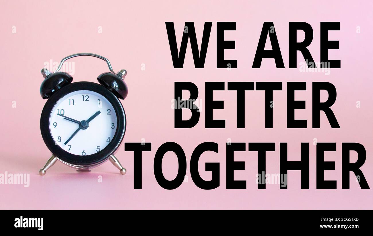 Raccontaci il simbolo della tua storia. Splendido sfondo rosa con sveglia con parole che raccontano la tua storia. Business e raccontaci il tuo concetto di storia. Servizio fotocopie Foto Stock