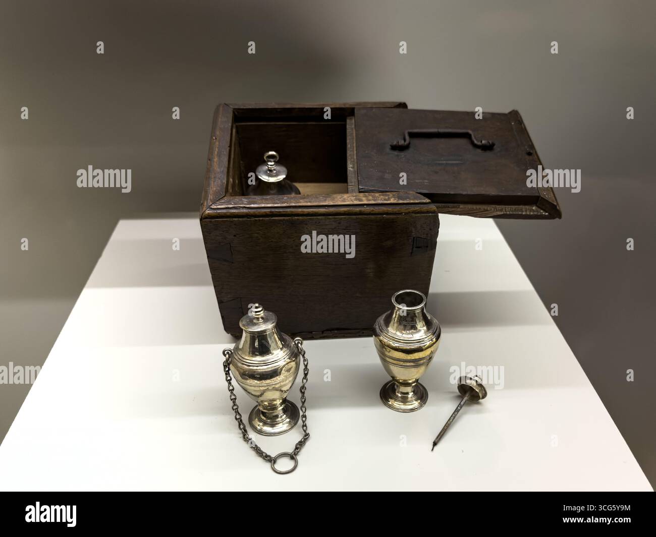 Museo de Palencia, Spagna - 06 de Mayor de 2025 - Set di oli sacri d'argento con scatola di legno Foto Stock