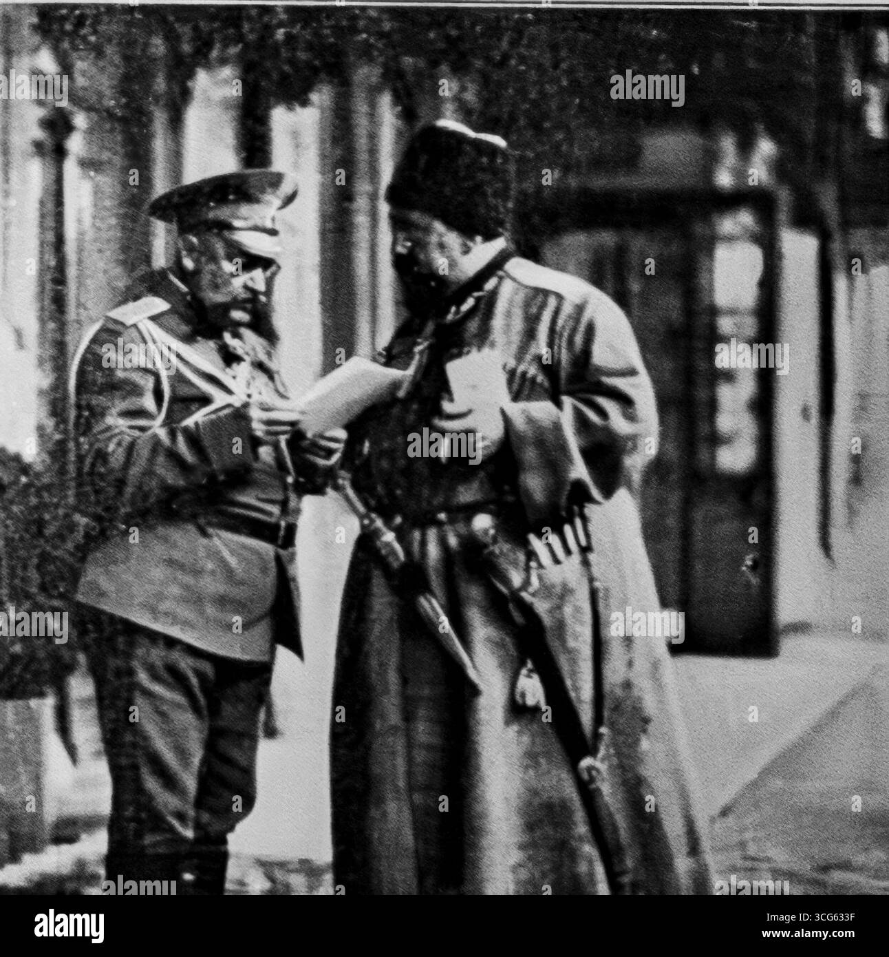 Fotografia pubblicata su l'Illustration (giugno 1916) che mostra il granduca Nicola, comandante delle armate russe del Caucaso, in stretta consultazione con un alto ufficiale caucasico in abito tradizionale, che indossa un papakha e un chokha. Scattata dopo le vittorie russe in Armenia, questa immagine evidenzia la cooperazione tra il comando imperiale russo e gli alleati regionali nel Caucaso durante la prima guerra mondiale Foto Stock