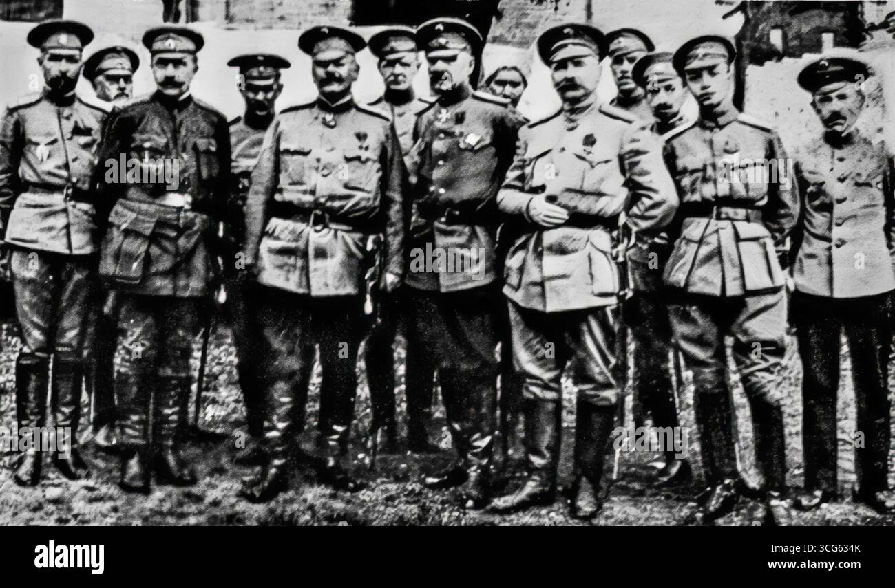 Fotografia d’archivio de l’Illustration, giugno 1916, che mostra il generale Goubatoff con gli ufficiali di stato maggiore e i membri della Croce Rossa russa nel Caucaso. Preso dopo i progressi russi in Armenia, il ritratto di gruppo illustra il coordinamento tra la leadership militare e le organizzazioni umanitarie durante la prima guerra mondiale, evidenziando l'importanza della Croce Rossa sul fronte orientale. Foto Stock