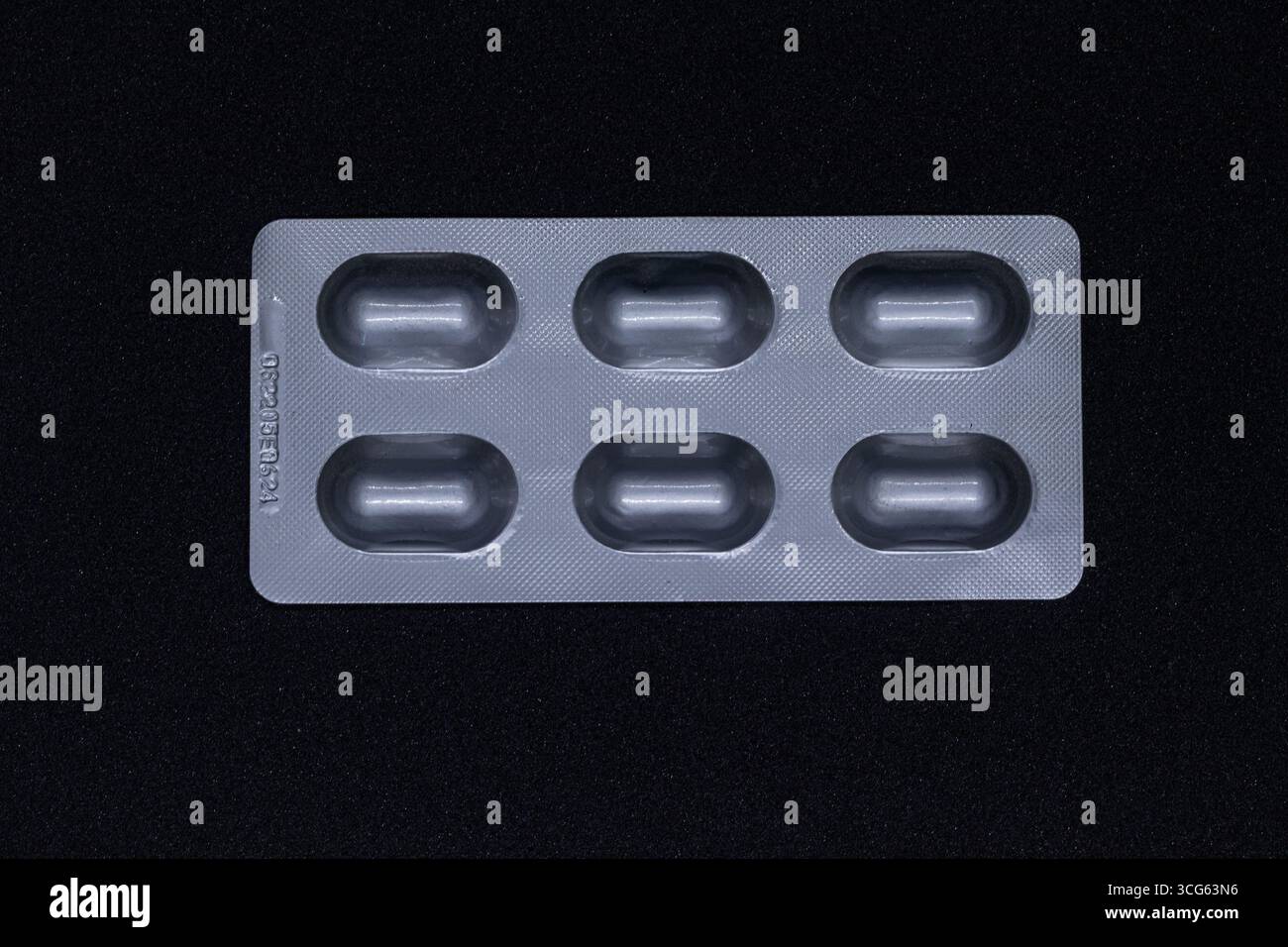 Immagine ravvicinata di una confezione blister contenente capsule, progettata per la conservazione e la distribuzione dei farmaci. Ideale per il settore farmaceutico e sanitario. Foto Stock