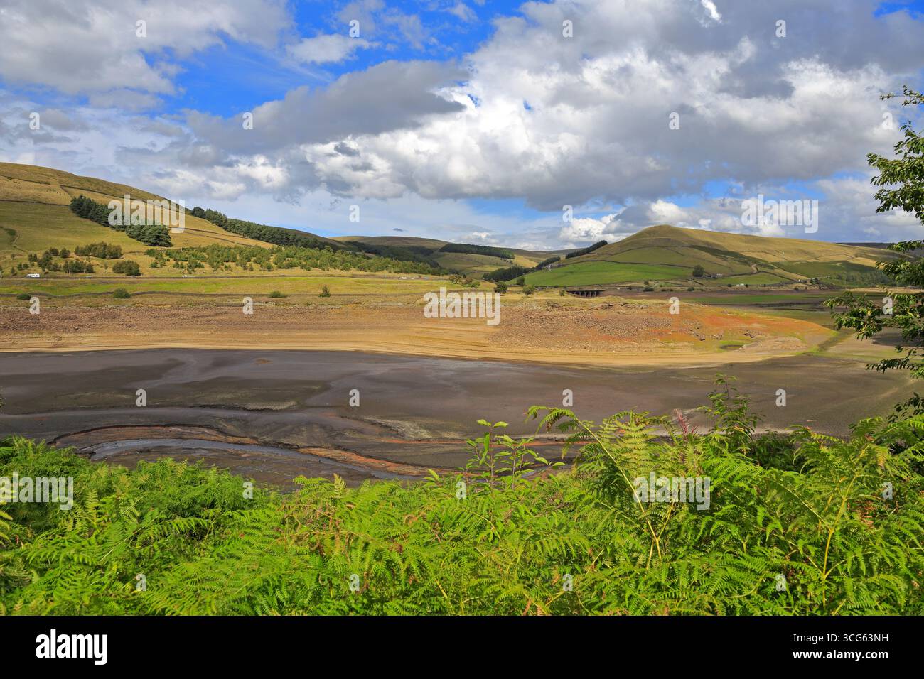 Essiccato Woodhead Reservoir, durante la siccità estiva del 2025, Longdendale, Derbyshire, Peak District National Park, Inghilterra, Regno Unito Foto Stock