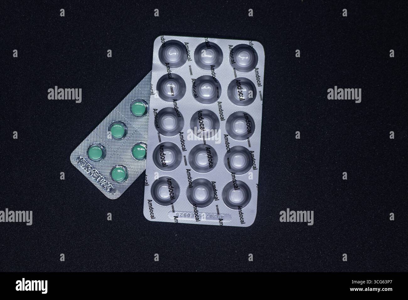 Un'immagine ravvicinata di un blister contenente compresse mediche. Il prodotto farmaceutico è chiaramente visibile, ideale per la salute, la medicina. Foto Stock