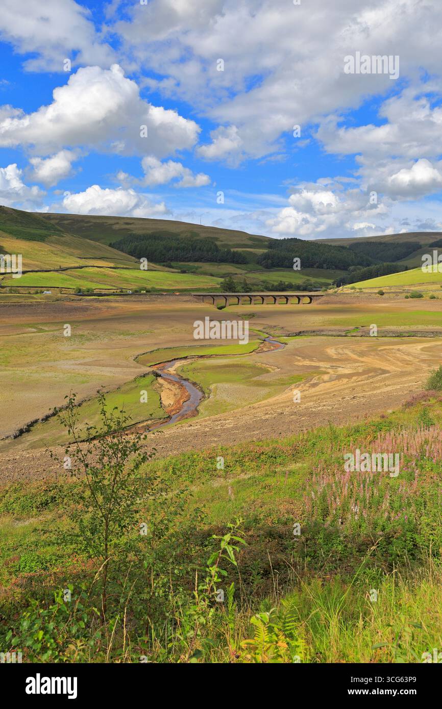 Dry Up Woodhead Reservoir, la siccità estiva del 2025 dal Trans Pennine Trail, Longdendale, Derbyshire, Peak District National Park, Inghilterra, Regno Unito Foto Stock