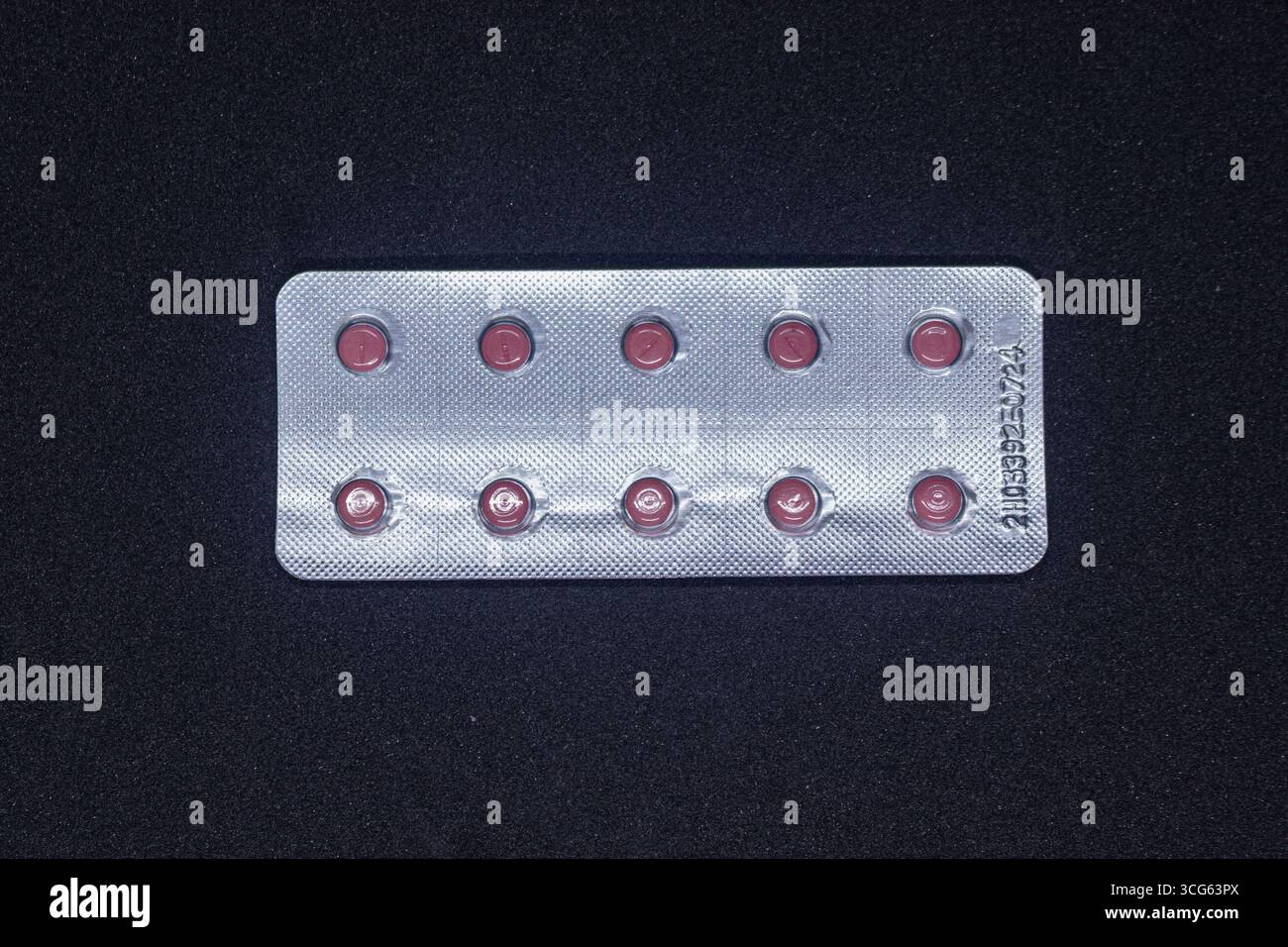 Blister con pillole colorate su sfondo bianco studio. Foto Stock