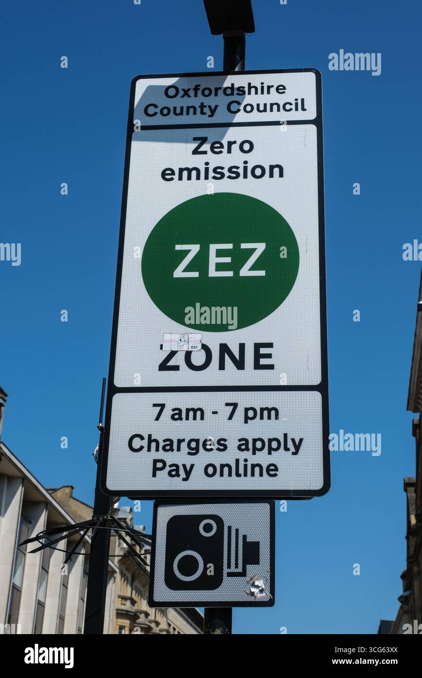 OxfordEngland, Regno Unito area dei marchi di segnaletica della zona emissioni zero in cui le auto non elettriche devono pagare una quota d'ingresso. Foto Stock
