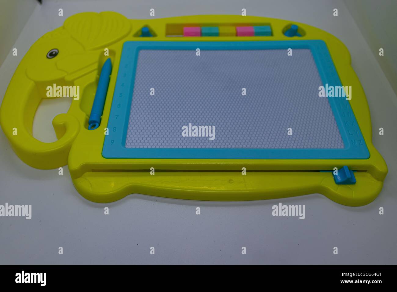 Primo piano di un dispositivo di apprendimento per bambini dotato di schermo interattivo e penna stilo. Tecnologia didattica progettata per l'apprendimento precoce. Foto Stock