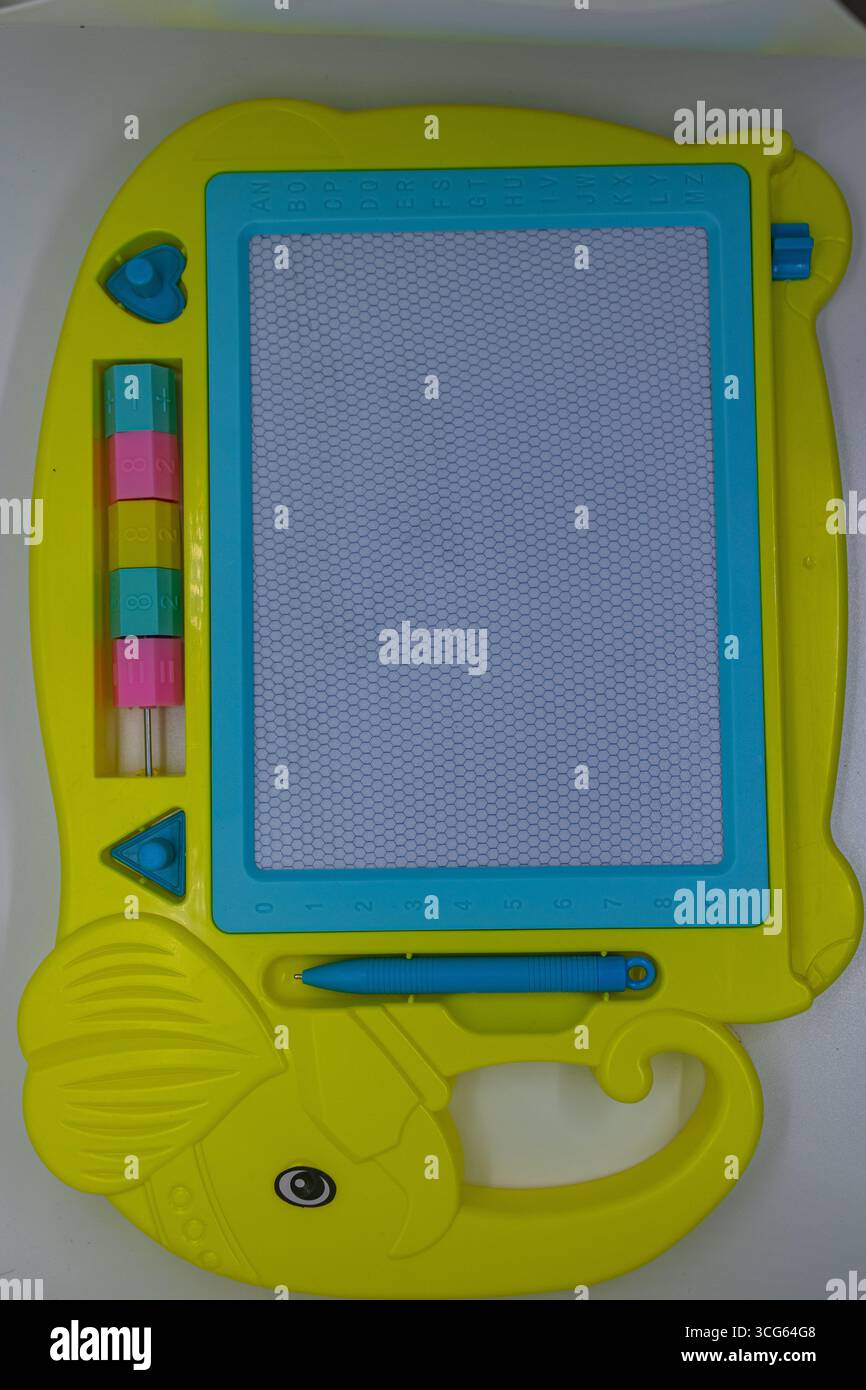 Tavola da disegno magnetica per bambini con abaco colorato e stilo su uno sfondo bianco pulito. Giocattolo educativo che promuove la creatività, l'apprendimento, Foto Stock