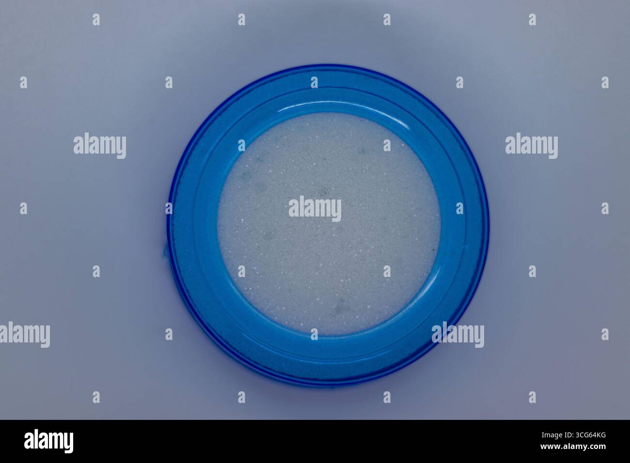 Primo piano di una cialda d'acqua circolare per il conteggio della valuta blu utilizzata nelle apparecchiature di rilevazione delle banconote. Isolato su sfondo bianco. Foto Stock