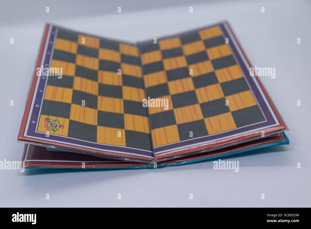 Primo piano di una classica scacchiera con quadrati colorati e design tradizionale. Set di scacchi in legno di alta qualità, ideale per i giochi di strategia. Foto Stock