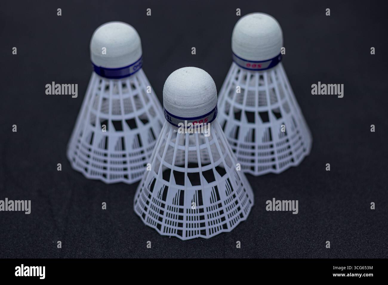 Primo piano di un classico uccellino da badminton bianco (rubinetto) che mostra piume dettagliate e base in sughero. Attrezzature sportive tradizionali per interni. Foto Stock Primo piano di un classico uccellino da badminton bianco (rubinetto) che mostra piume dettagliate e base in sughero. Attrezzature sportive tradizionali per interni. Foto Stock