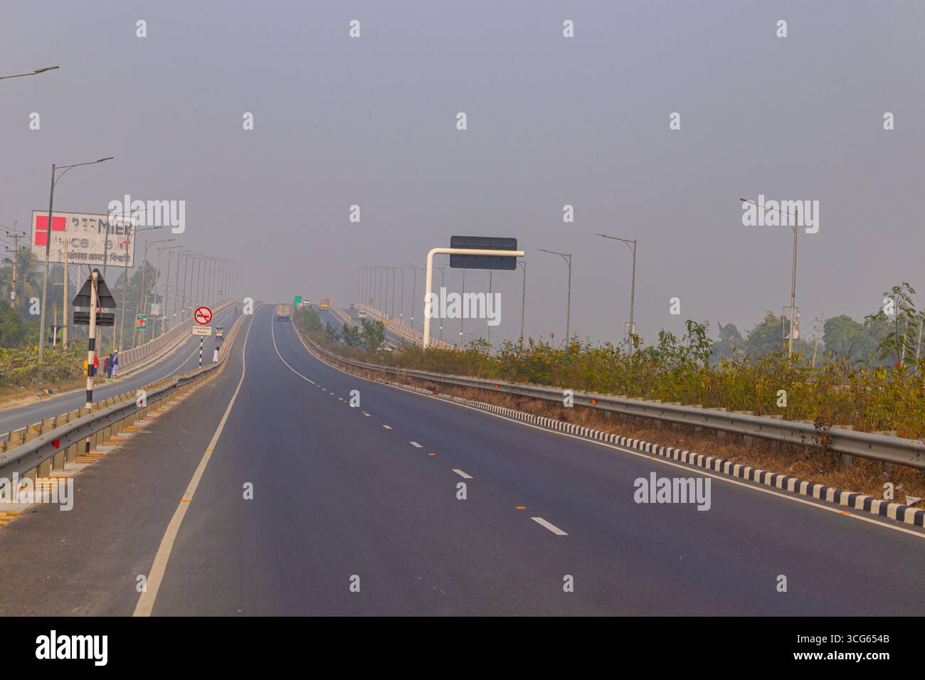 Chiara vista della strada sull'autostrada Dhaka-Mawa, con una superstrada ben mantenuta e a più corsie con traffico minimo. Ideale per il trasporto. Foto Stock