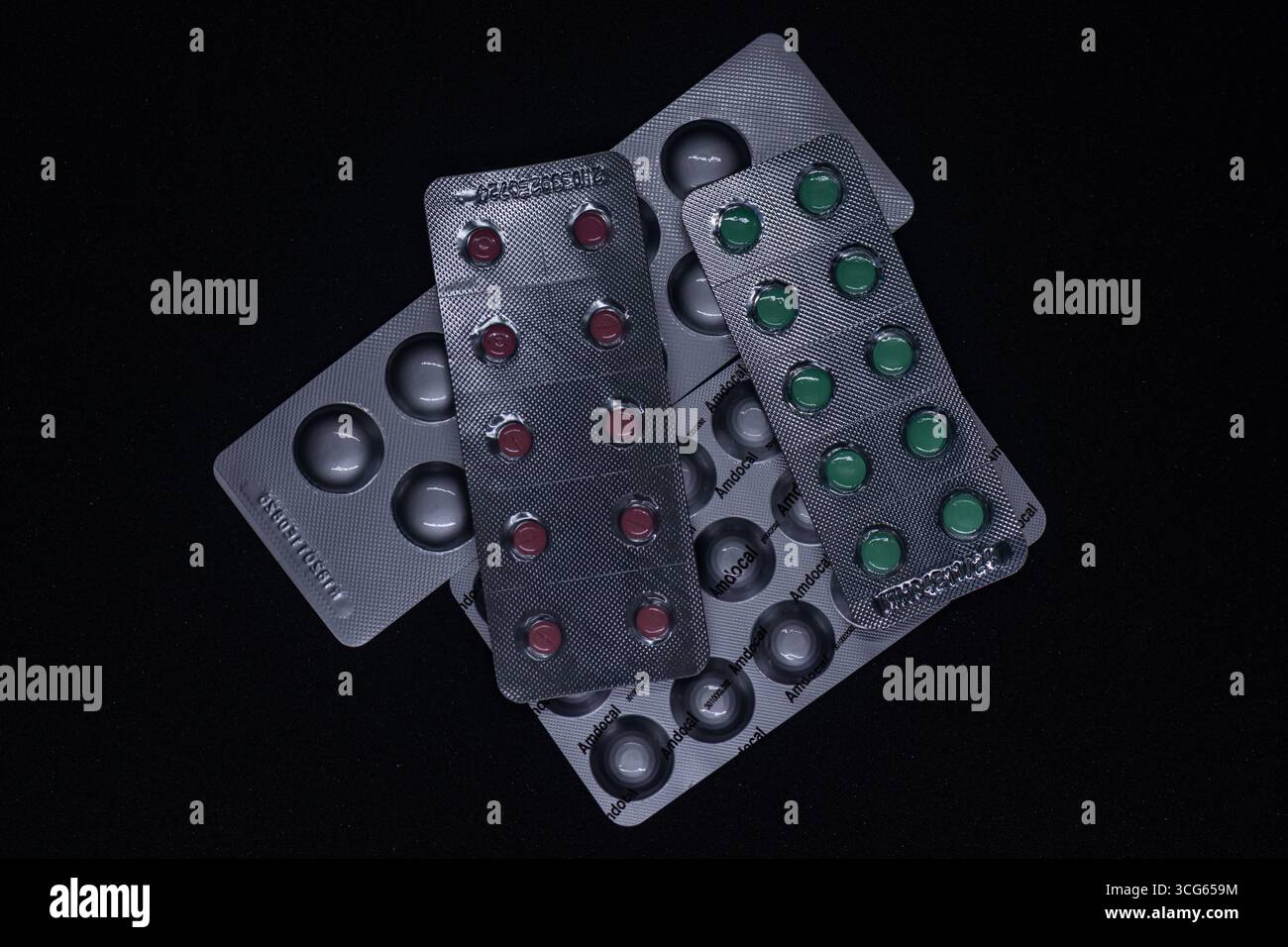 Primo piano in studio di una confezione sigillata contenente compresse di un blister medico. Concetto di packaging farmaceutico con chiara focalizzazione, tema medico. Foto Stock