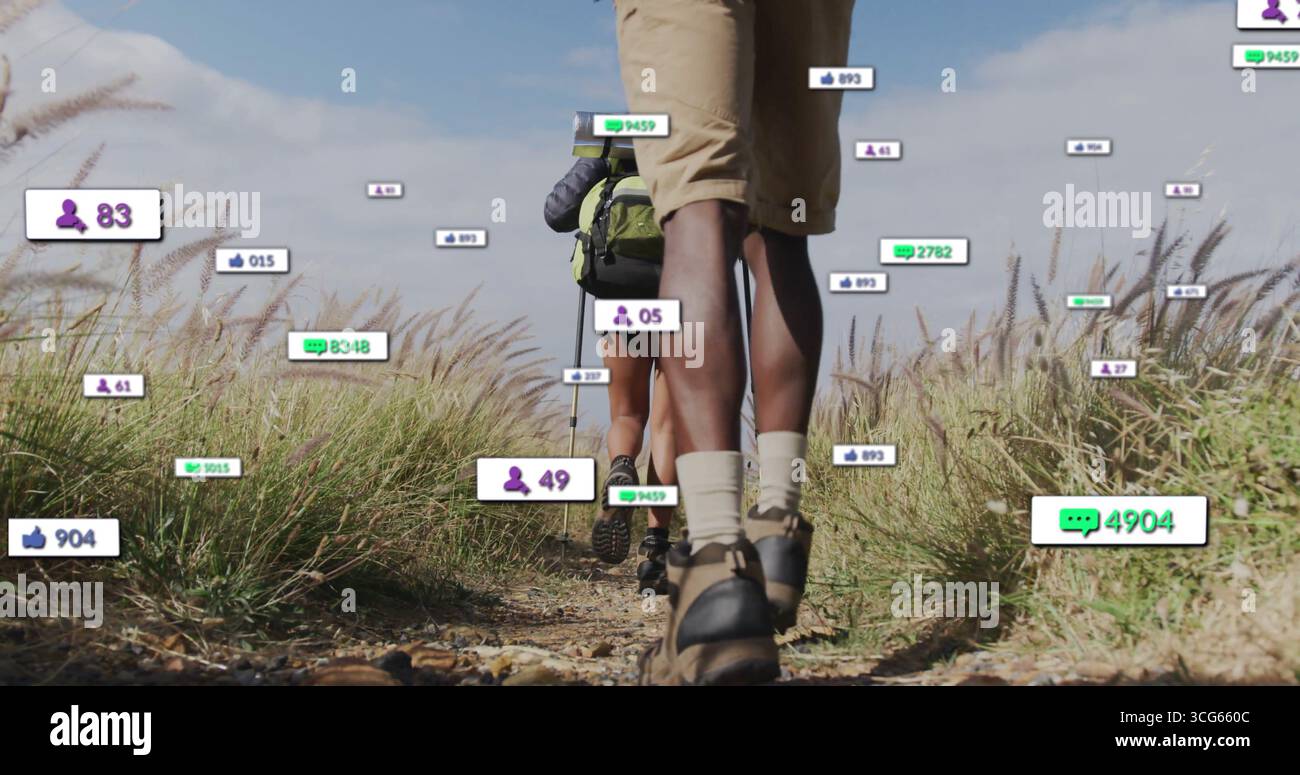 Attraversare gli escursionisti che trasportano pacchi verdi e scuri indossando stivali sul sentiero con notifiche fluttuanti Foto Stock