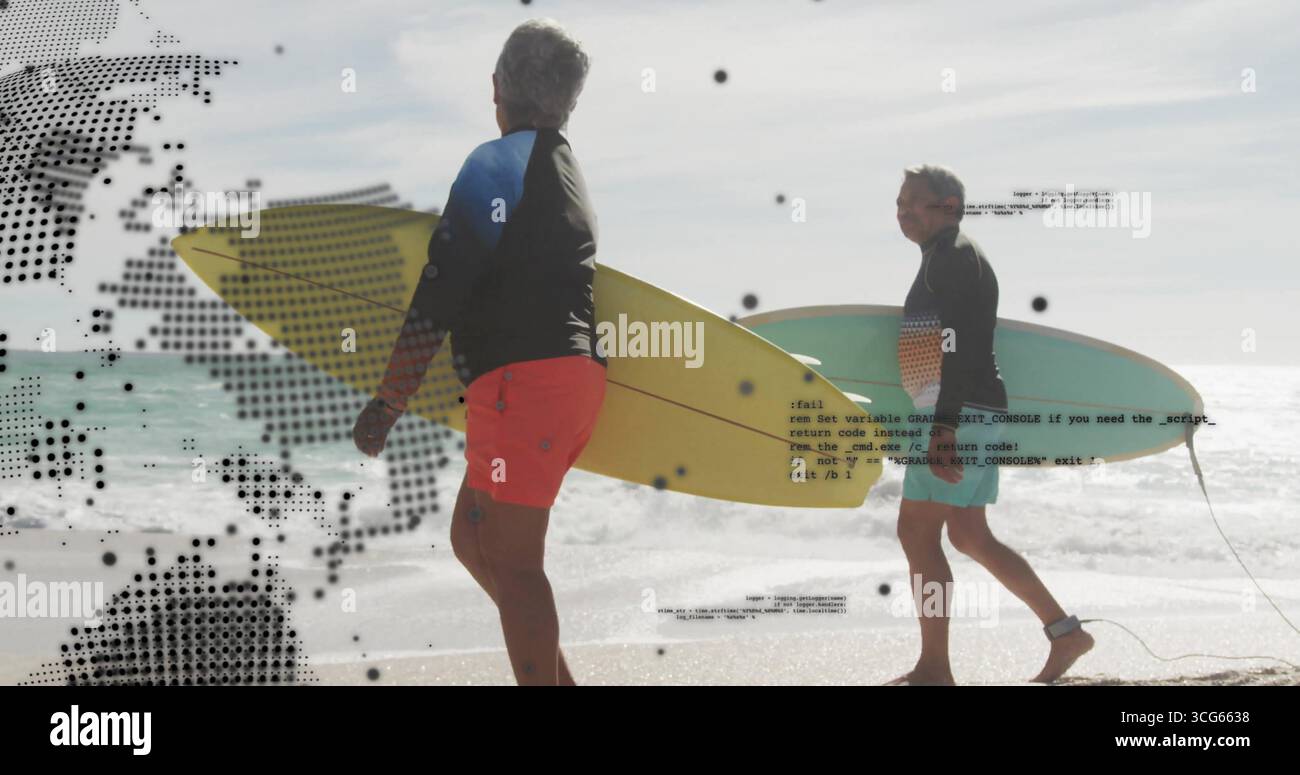 Coppia senior che cammina con tavole da surf lungo la spiaggia sabbiosa, con sovrapposizione di codice in pixelato Foto Stock