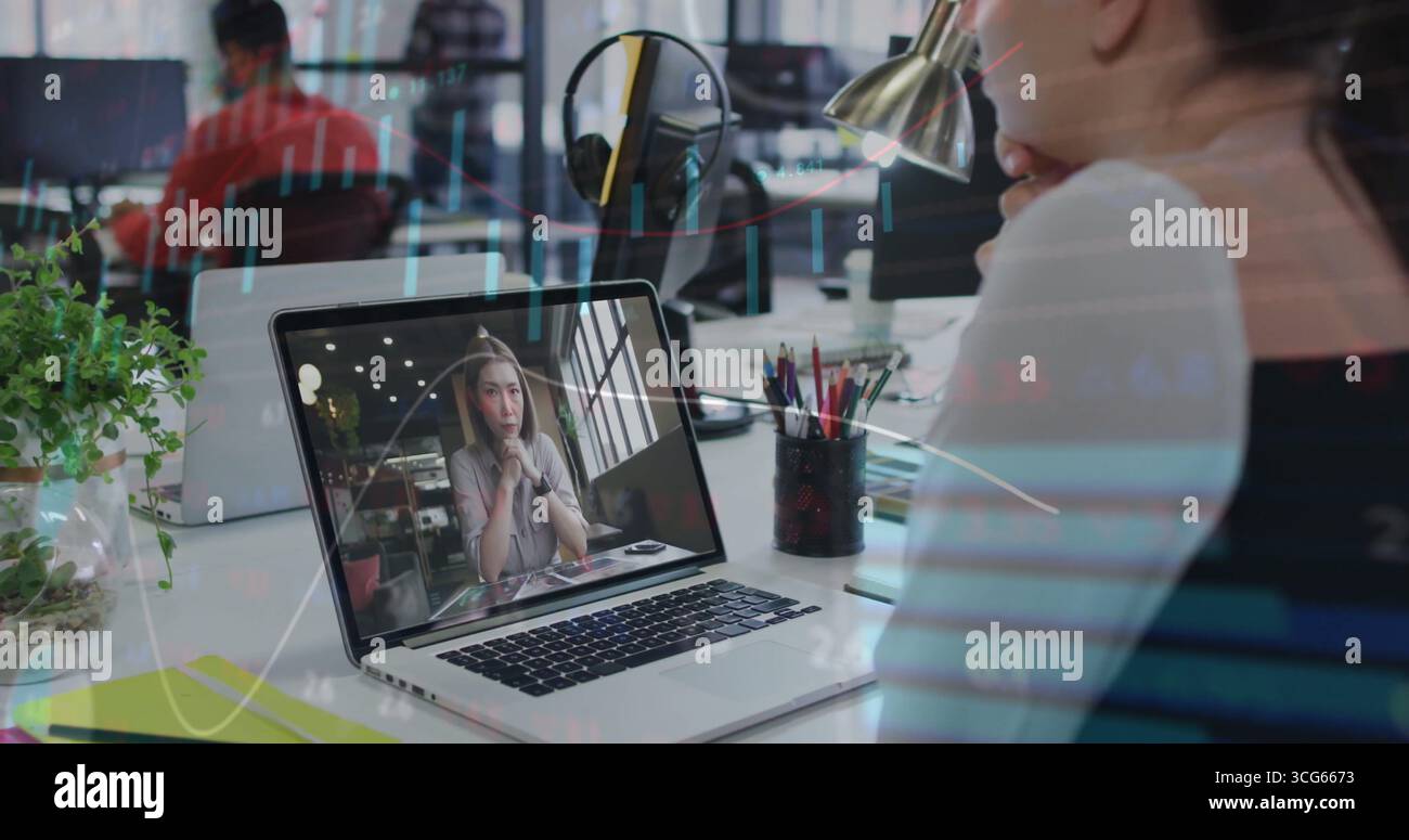 Si unisce a una donna chiamata remota che riposa il mento a portata di mano sulla moderna scrivania dell'ufficio, con laptop e cuffie Foto Stock