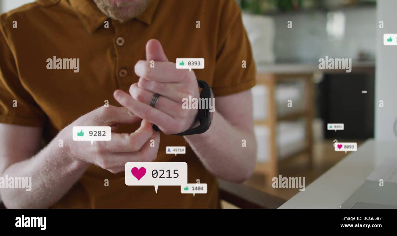 Regolazione dell'anello torcente dell'uomo anziano a casa, con le metriche di notebook e smartwatch fluttuanti Foto Stock