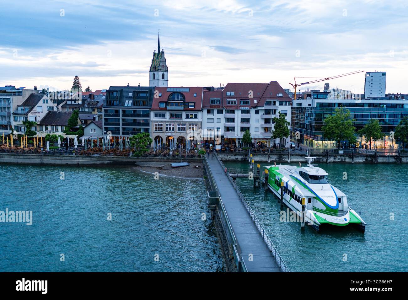 Porto di Friedrichshafen con traghetto e edifici sul lungomare sul lago di Costanza Foto Stock