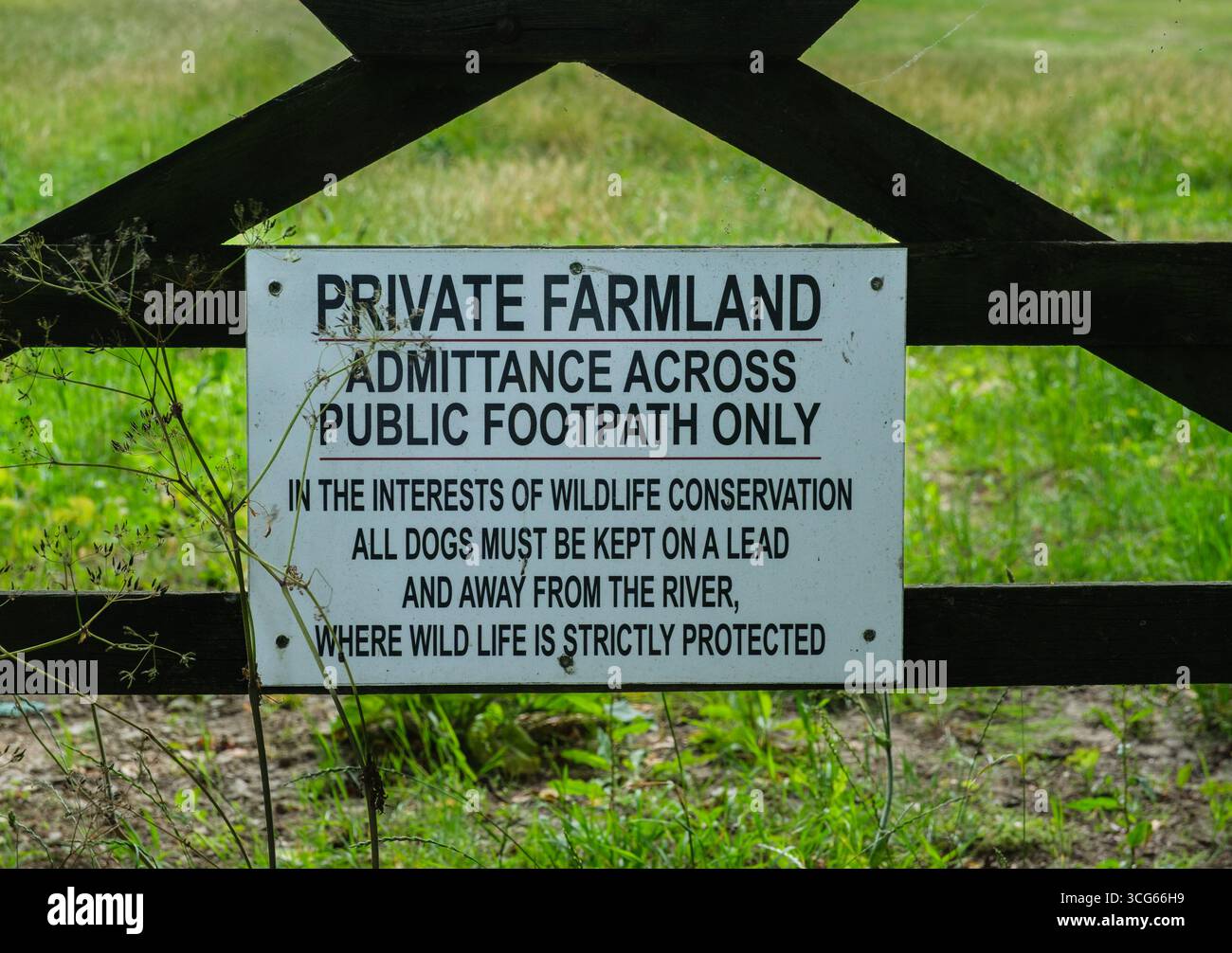 Cotswolds, Inghilterra, Regno Unito, firma le regole per l'accesso pubblico sul sentiero pedonale attraverso il territorio privato. Foto Stock