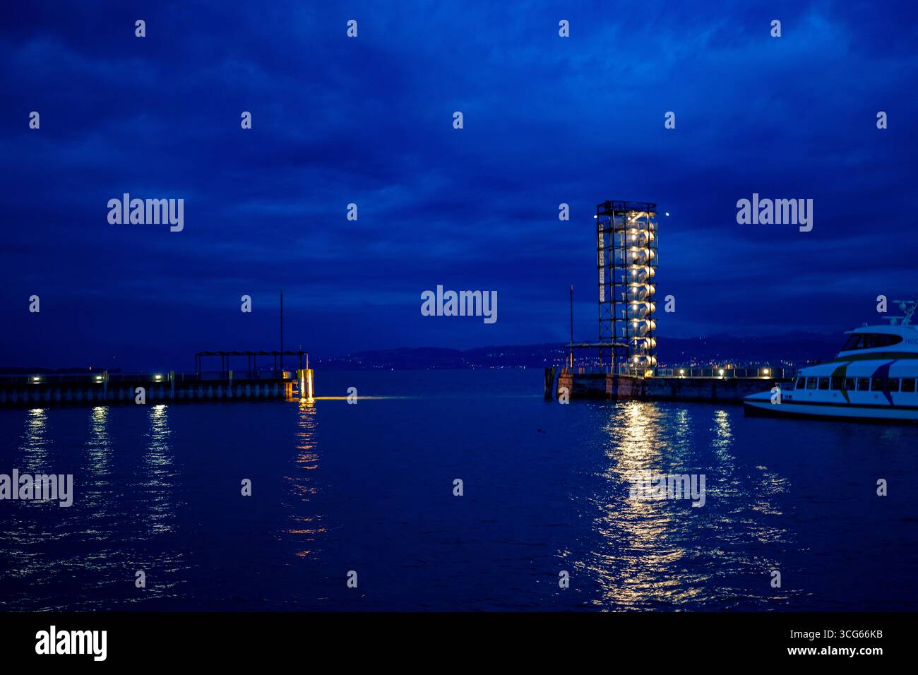 Torre Moleturm di notte a Friedrichshafen, Lago di Costanza Foto Stock