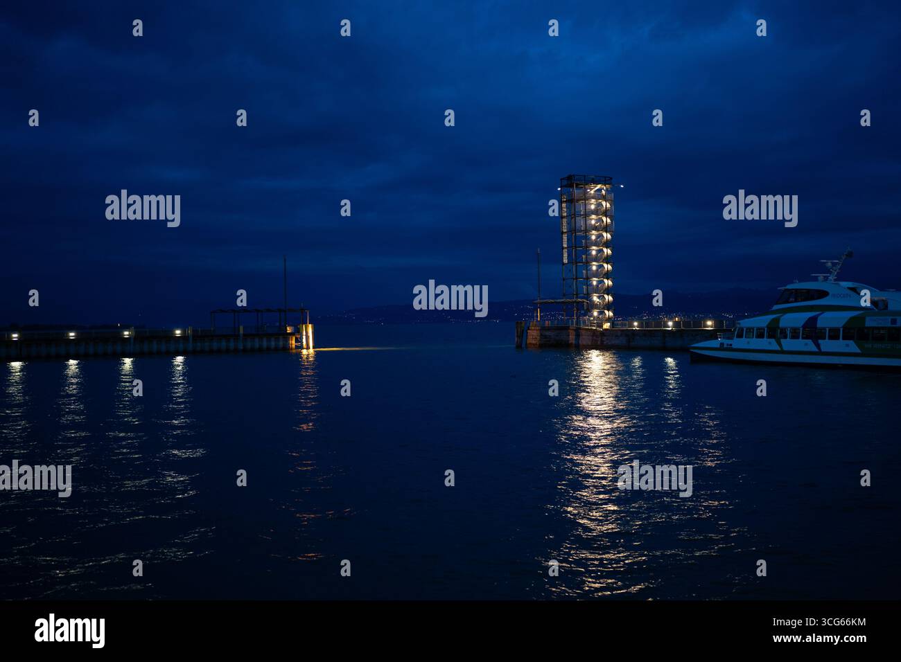 Torre Moleturm di notte a Friedrichshafen, Lago di Costanza Foto Stock