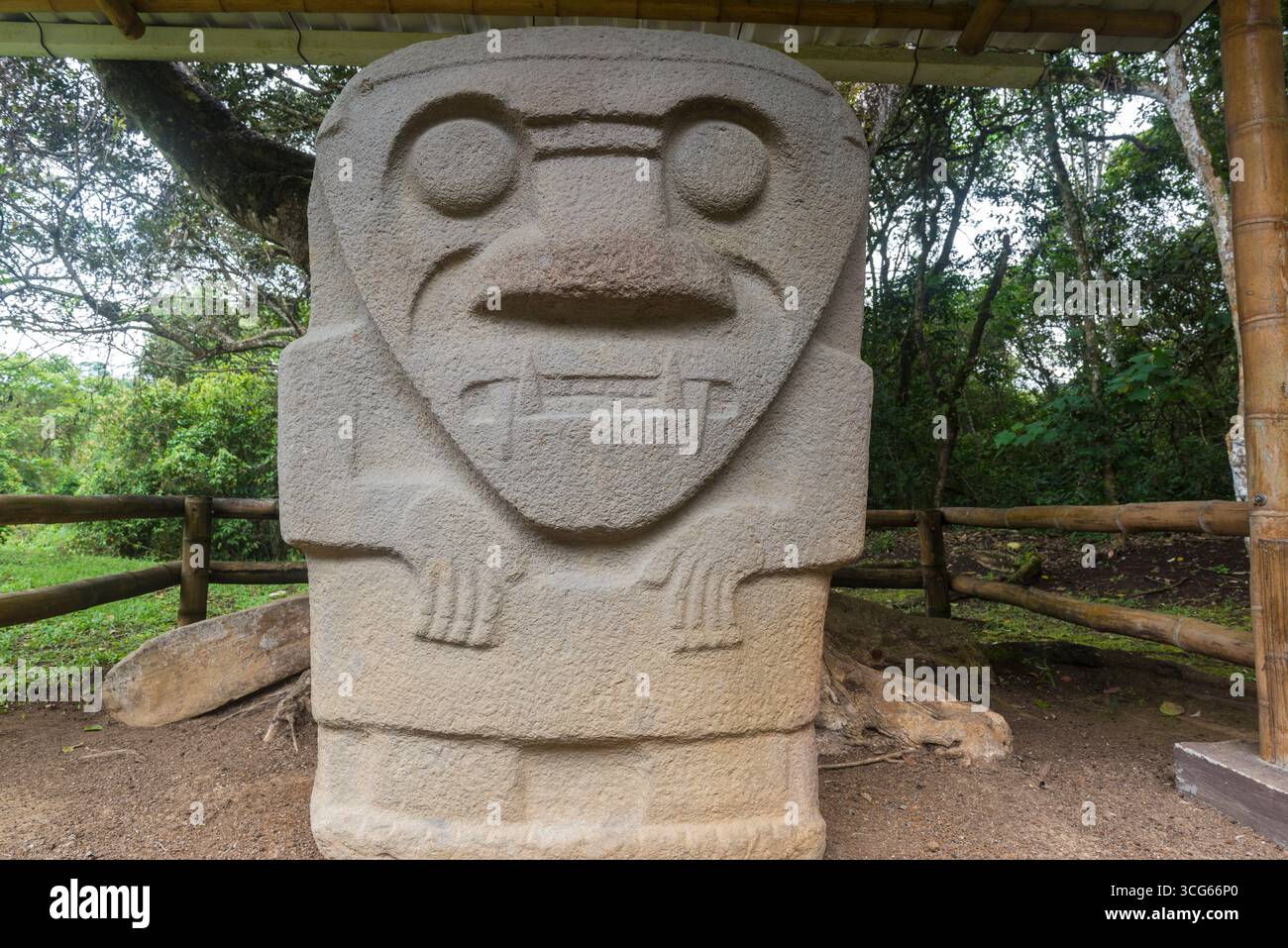 Statua in pietra con faccia triangolare nel Parco Archeologico di San Agustín. San Agustin, Dipartimento di Huila, Colombia Foto Stock