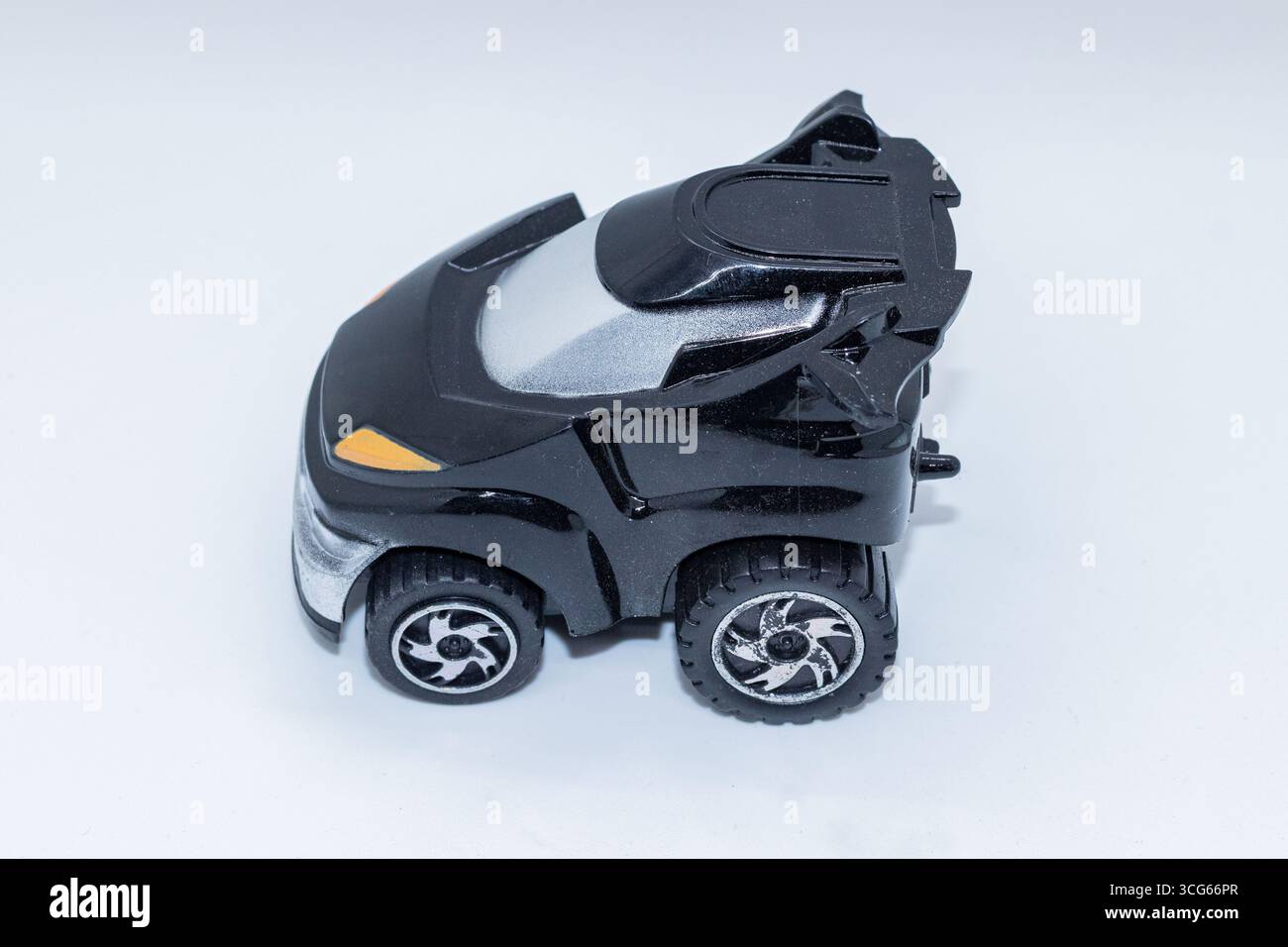 Macchinina giocattolo nera compatta progettata per i bambini, perfetta per il gioco fantasioso e l'apprendimento precoce. Resistente, di piccole dimensioni e adatto ai bambini, ideale per la sala giochi Foto Stock