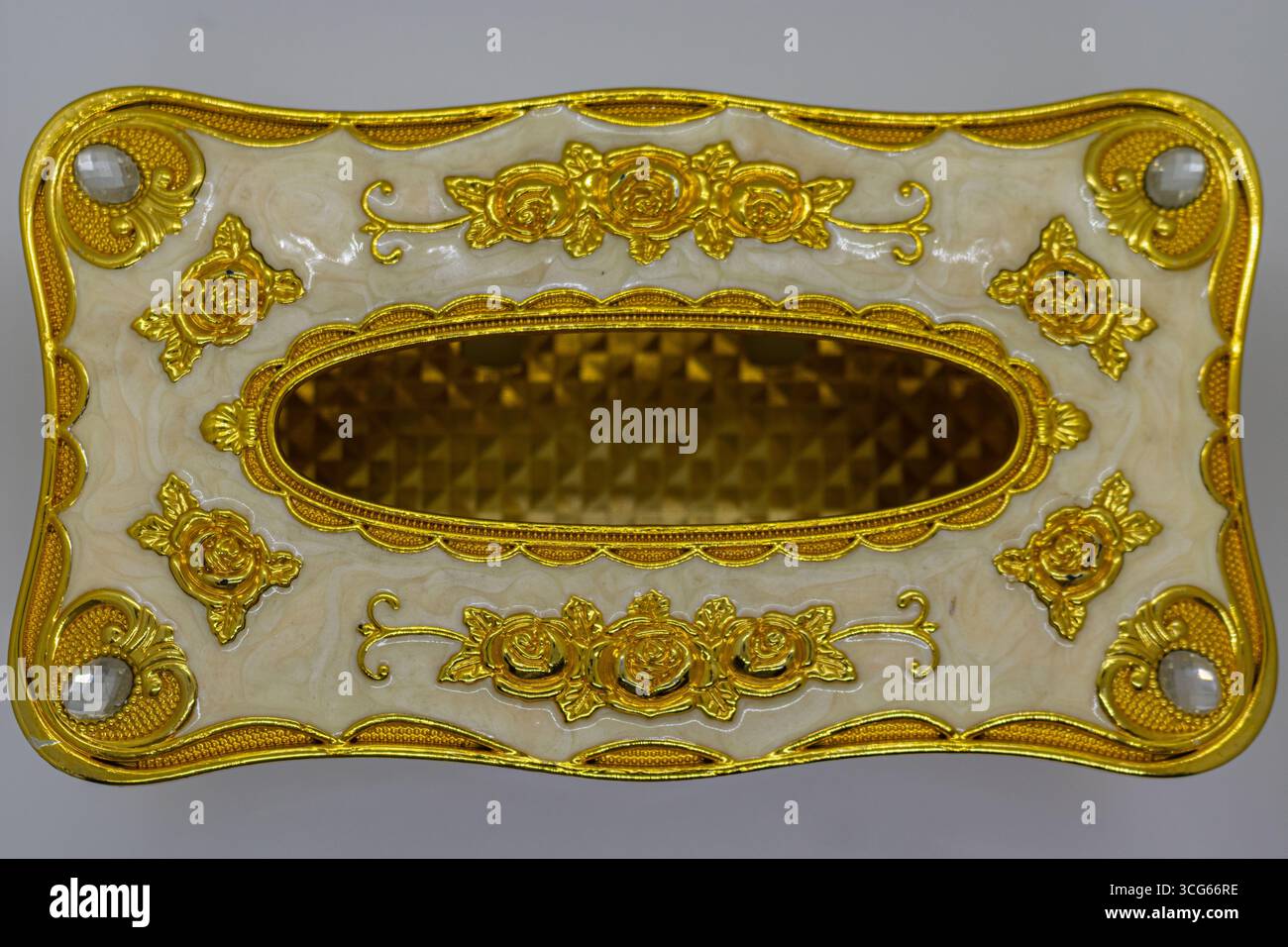 Design compatto della scatola per tessuti per un accesso rapido e semplice ai tessuti. Ideale per l'uso a casa, in ufficio o in viaggio. Soluzione igienica funzionale e salvaspazio Foto Stock