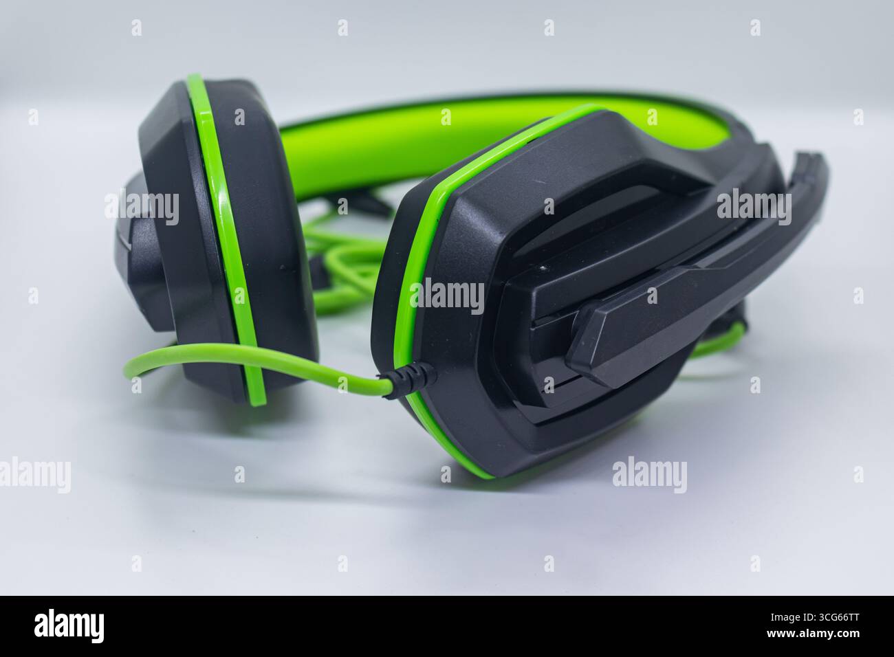 Cuffie cablate compatte con jack audio da 3,5 mm visualizzate su una superficie pulita. Ideale per la musica, i dispositivi mobili e l'ascolto quotidiano. Design classico, Foto Stock