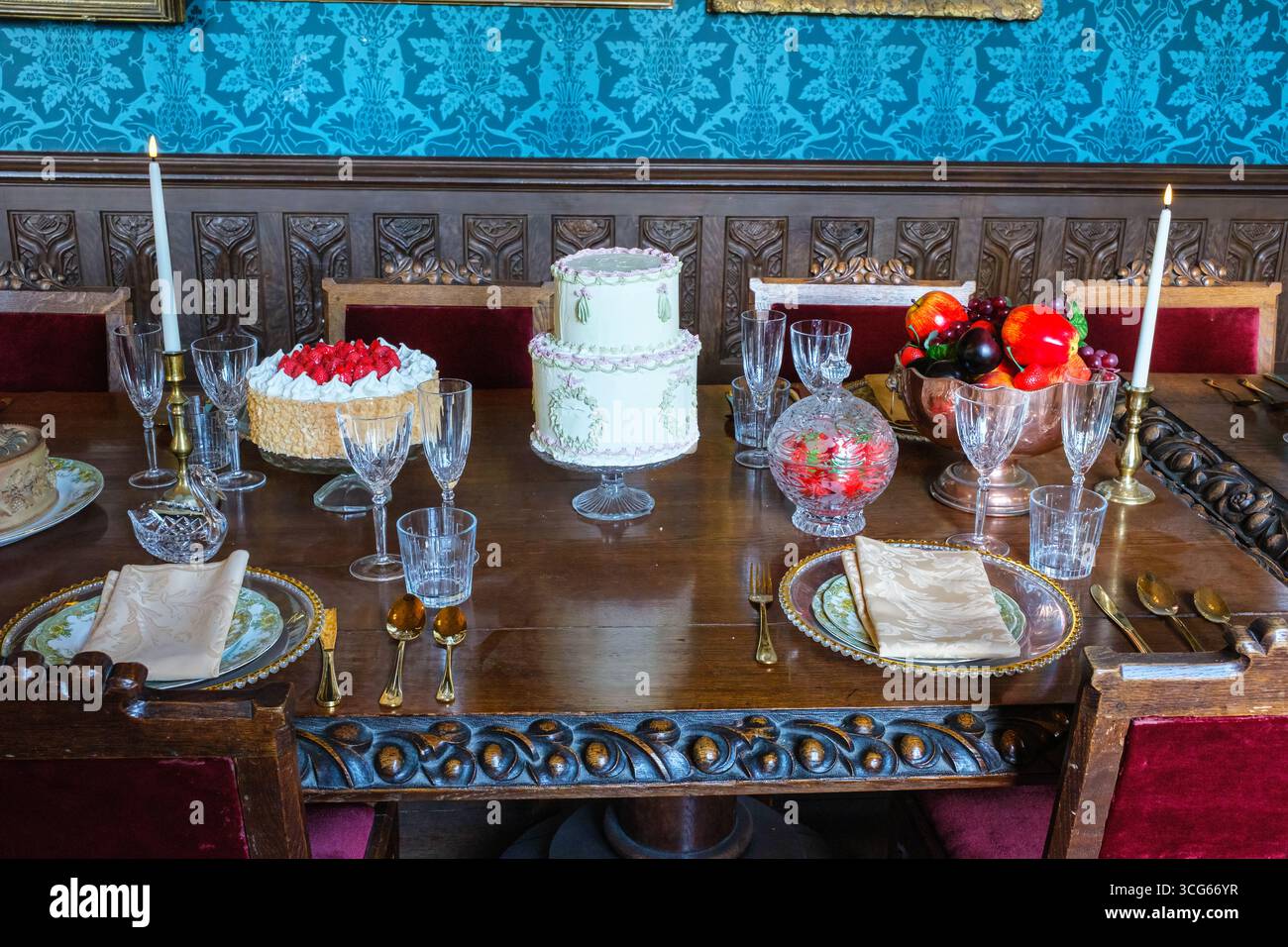 Wells, Somerset, Inghilterra, Palazzo Vescovile del Regno Unito, Table Setting nella Long Gallery. Foto Stock
