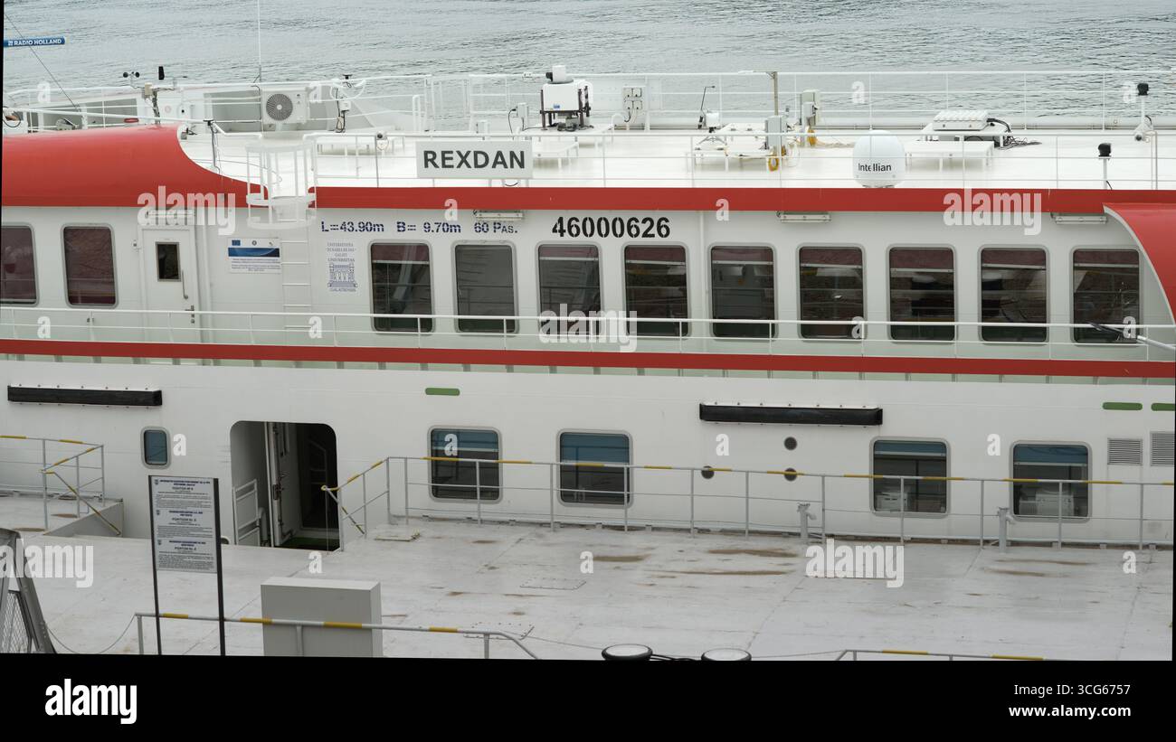 La nave di ricerca scientifica REXDAN, ormeggiata a Ruse, Bulgaria, sostiene studi transfrontalieri sulla biodiversità, monitoraggio ambientale e mappi ecosistemici Foto Stock