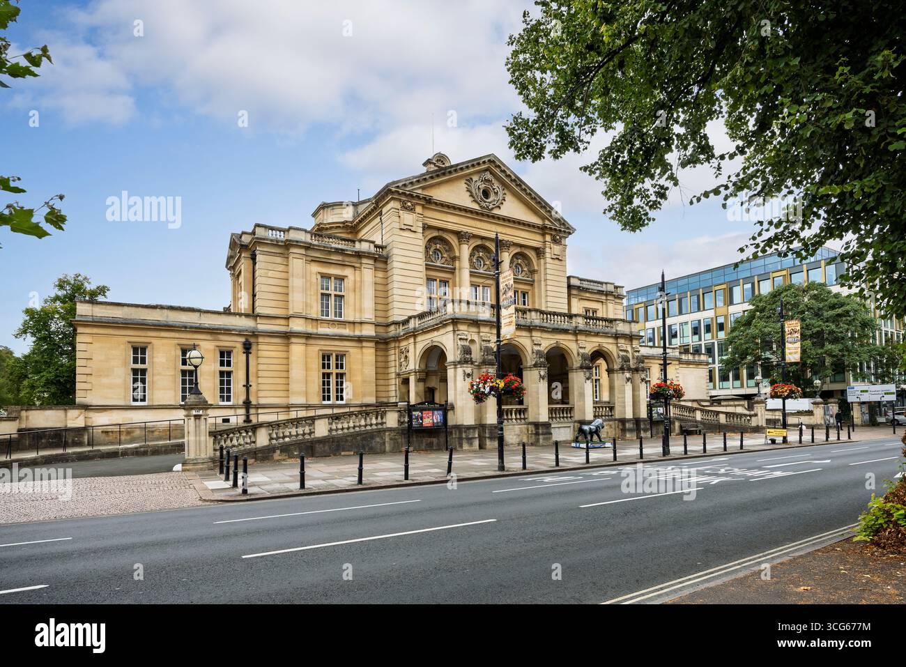 Cheltenham Town Hall in Imperial Square, Cheltenham, Gloucestershire, Regno Unito il 21 agosto 2025 Foto Stock