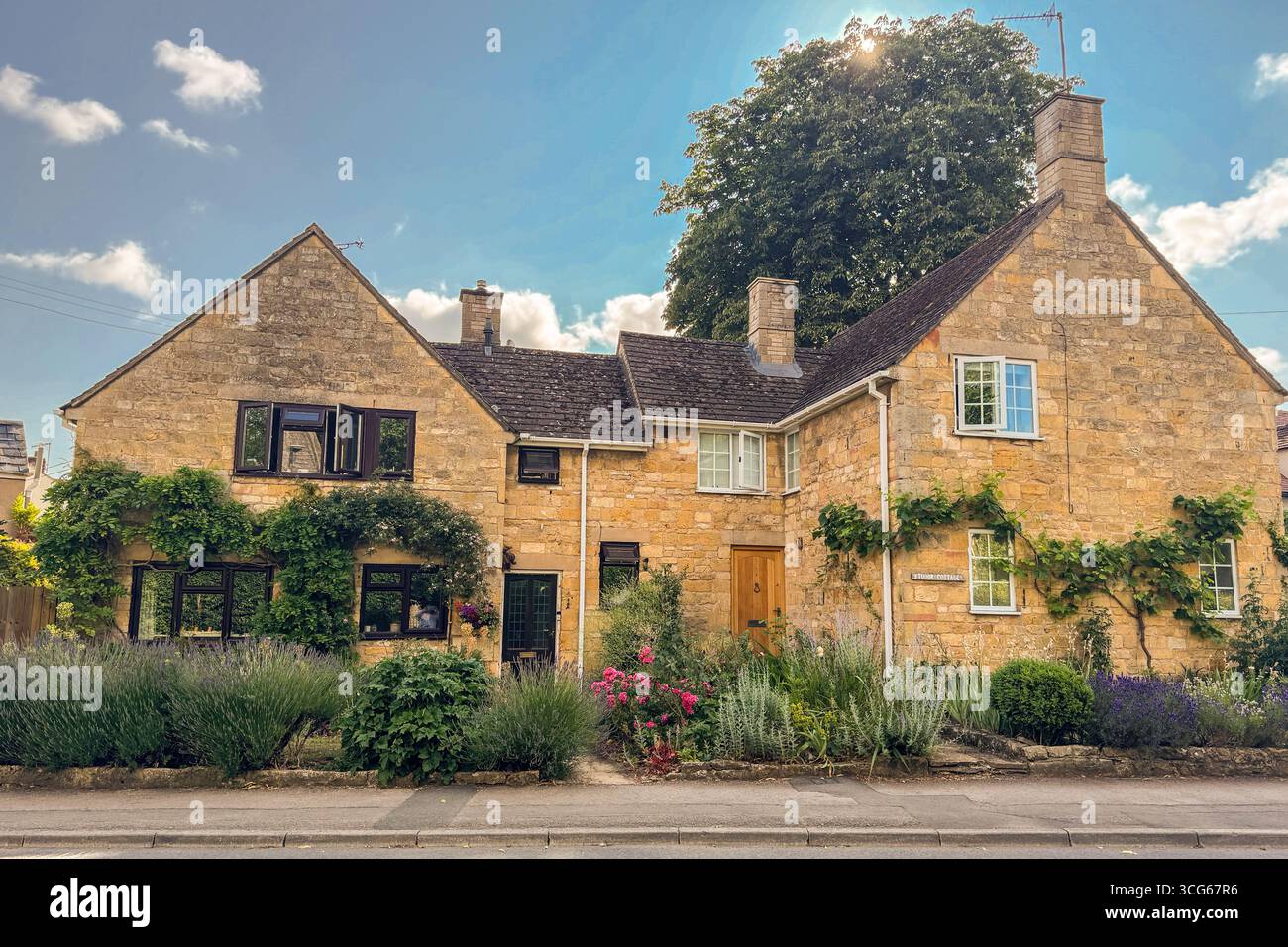 Mickleton, Cotswolds, Inghilterra, Regno Unito Casa della classe media costruita in pietra di Cotswold. Foto Stock