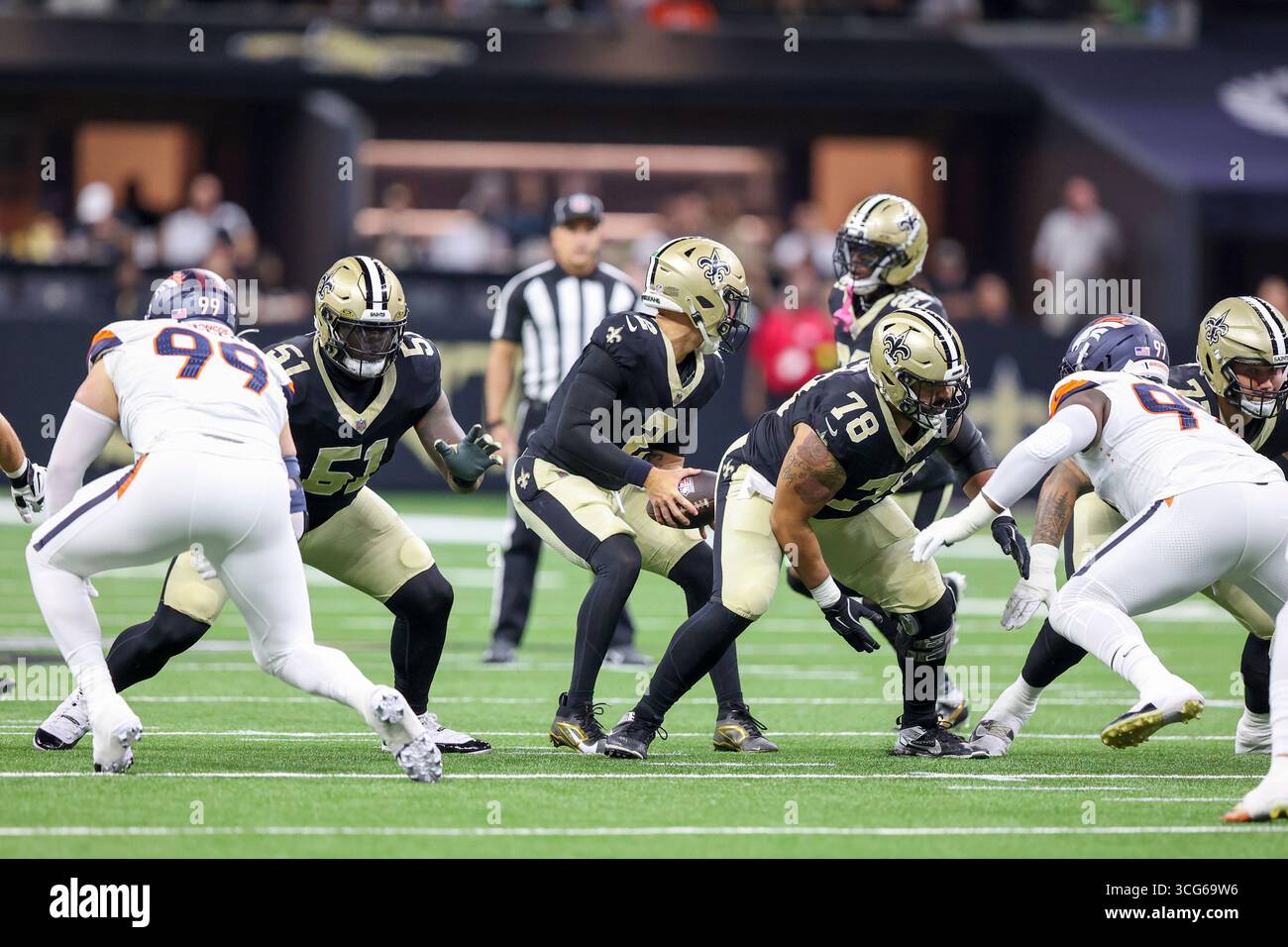 New Orleans, Stati Uniti. 23 agosto 2025. La guardia dei New Orleans Saints Cesar Ruiz (51) e il centro dei New Orleans Saints Erik McCoy (78) entrarono in azione contro il defensive end dei Denver Broncos Zach Allen (99) e il defensive tackle Malcolm Roach (97) durante una gara di pre-stagione di sabato 23 agosto 2025 al Caesars Superdome di New Orleans, Louisiana. (Foto di Peter G. Forest/Sipa USA) credito: SIPA USA/Alamy Live News Foto Stock