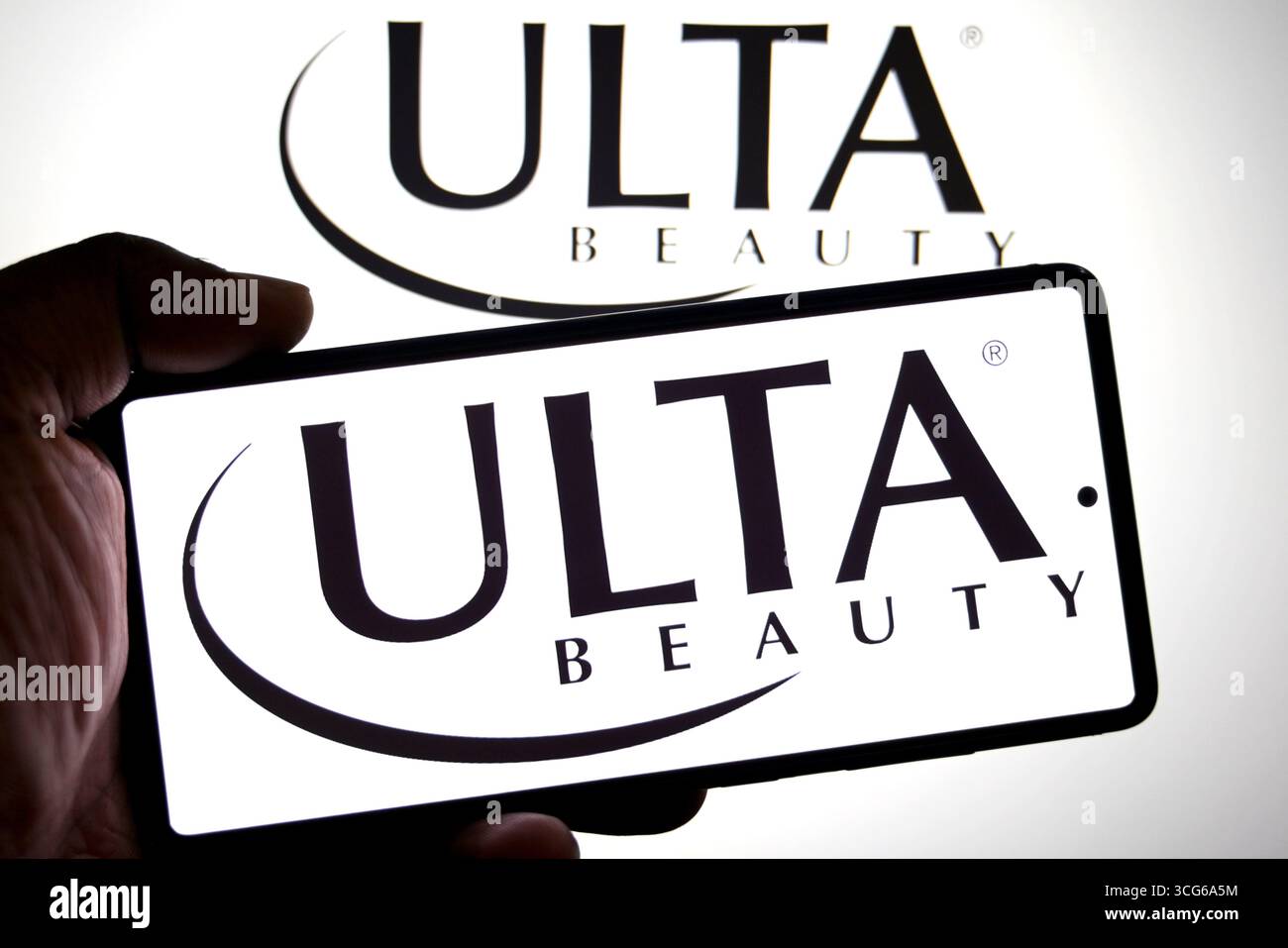 India. 25 agosto 2025. In questa immagine, il logo Ulta Beauty viene visualizzato su uno smartphone e sullo sfondo. (Immagine di credito: © Avishek Das/SOPA Images via ZUMA Press Wire) SOLO PER USO EDITORIALE! Non per USO commerciale! Foto Stock