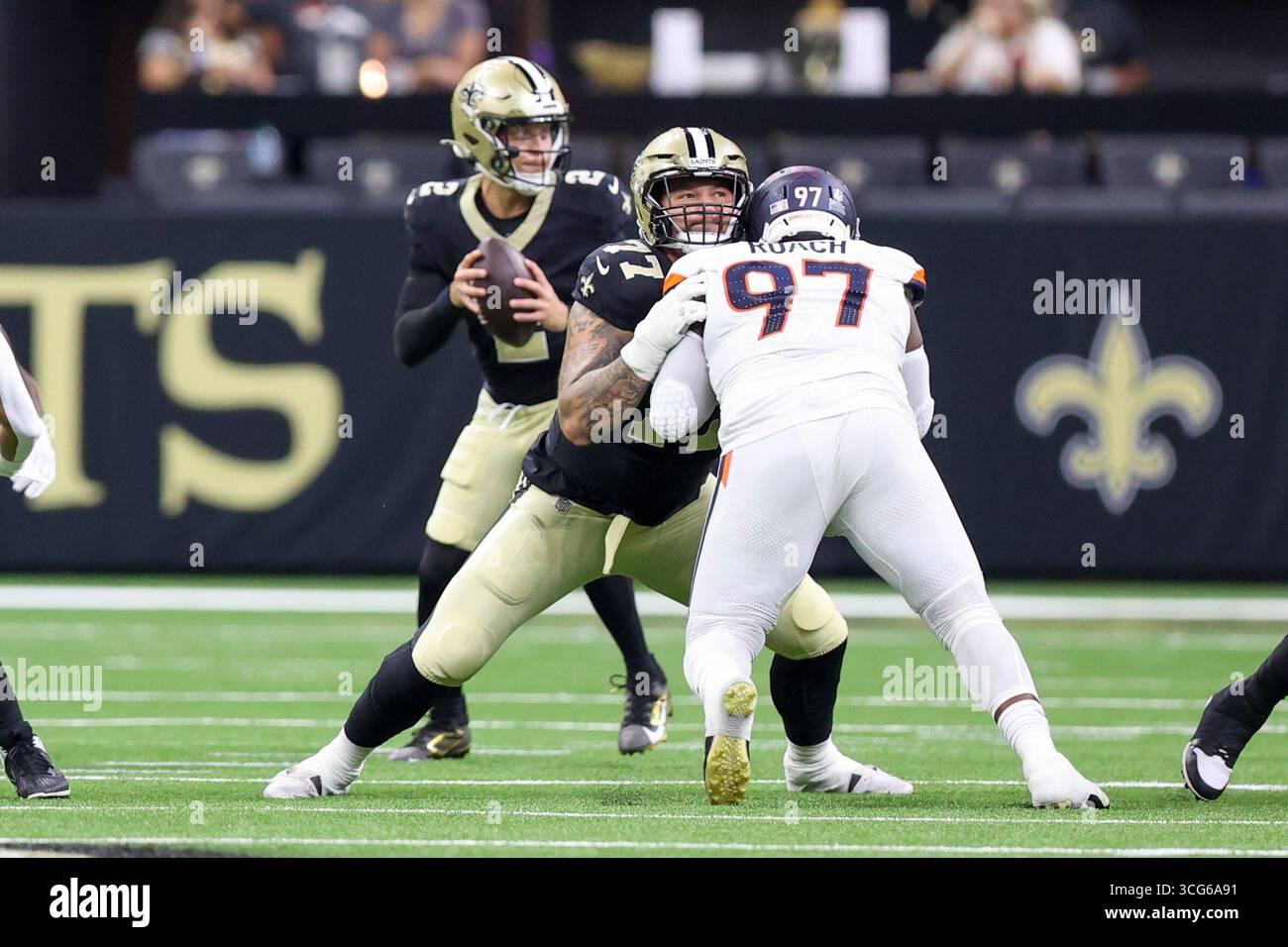 New Orleans, Stati Uniti. 23 agosto 2025. Il quarterback dei New Orleans Saints Spencer Rattler (2) cerca un ricevitore aperto mentre l'offensive tackle Dillon Radunz (77) blocca il defensive tackle dei Denver Broncos Malcolm Roach (97) durante una gara di pre-stagione della NFL sabato 23 agosto 2025 al Caesars Superdome di New Orleans, Louisiana. (Foto di Peter G. Forest/Sipa USA) credito: SIPA USA/Alamy Live News Foto Stock