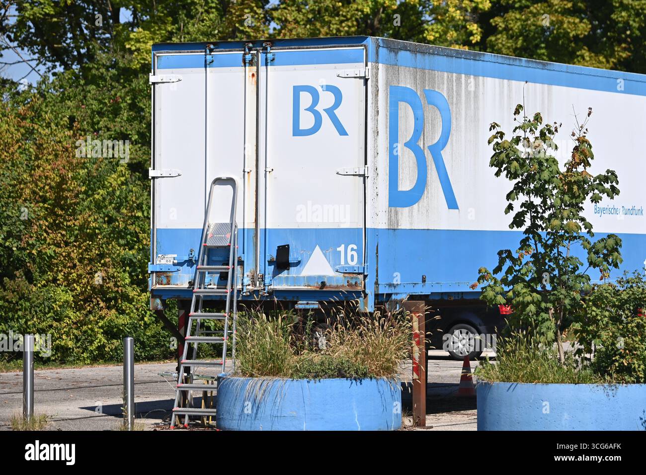 Unterfoehring, Germania. 26 agosto 2025. Bayerischer Rundfunk BR, centro di trasmissione Unerfoehring, logo, logo della stazione, emblema della stazione, emblema su un contenitore, ingiallito, resistente agli agenti atmosferici. Credito: dpa/Alamy Live News Foto Stock