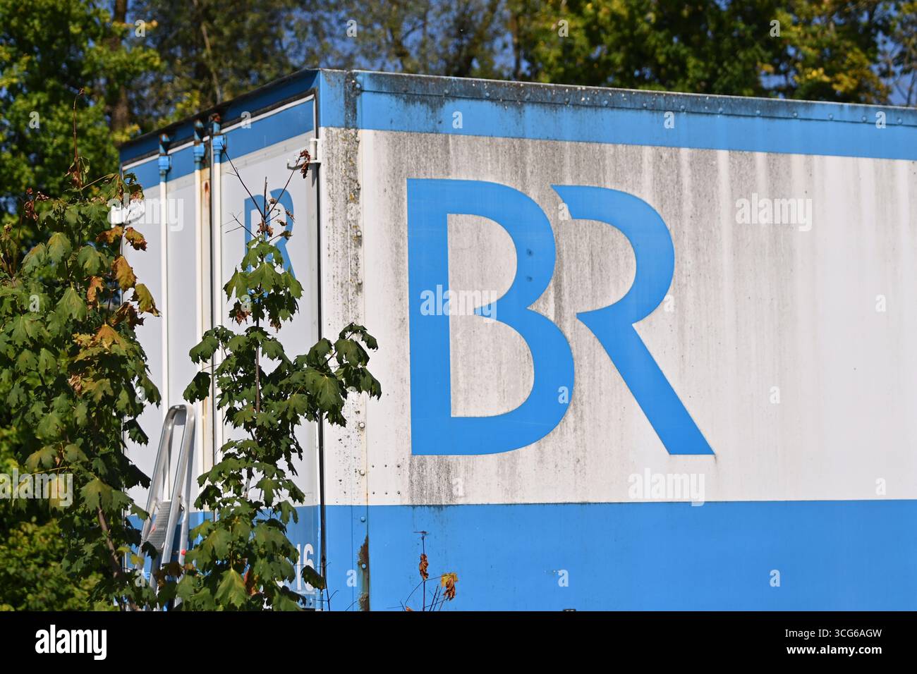 Unterfoehring, Germania. 26 agosto 2025. Bayerischer Rundfunk BR, centro di trasmissione Unerfoehring, logo, logo della stazione, emblema della stazione, emblema su un contenitore, ingiallito, resistente agli agenti atmosferici. Credito: dpa/Alamy Live News Foto Stock