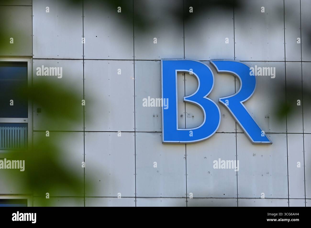 Unterfoehring, Germania. 26 agosto 2025. Bayerischer Rundfunk BR, Unerfoehring Broadcasting Center, logo, logo della stazione, emblema della stazione, fregio. ? Credito: dpa/Alamy Live News Foto Stock