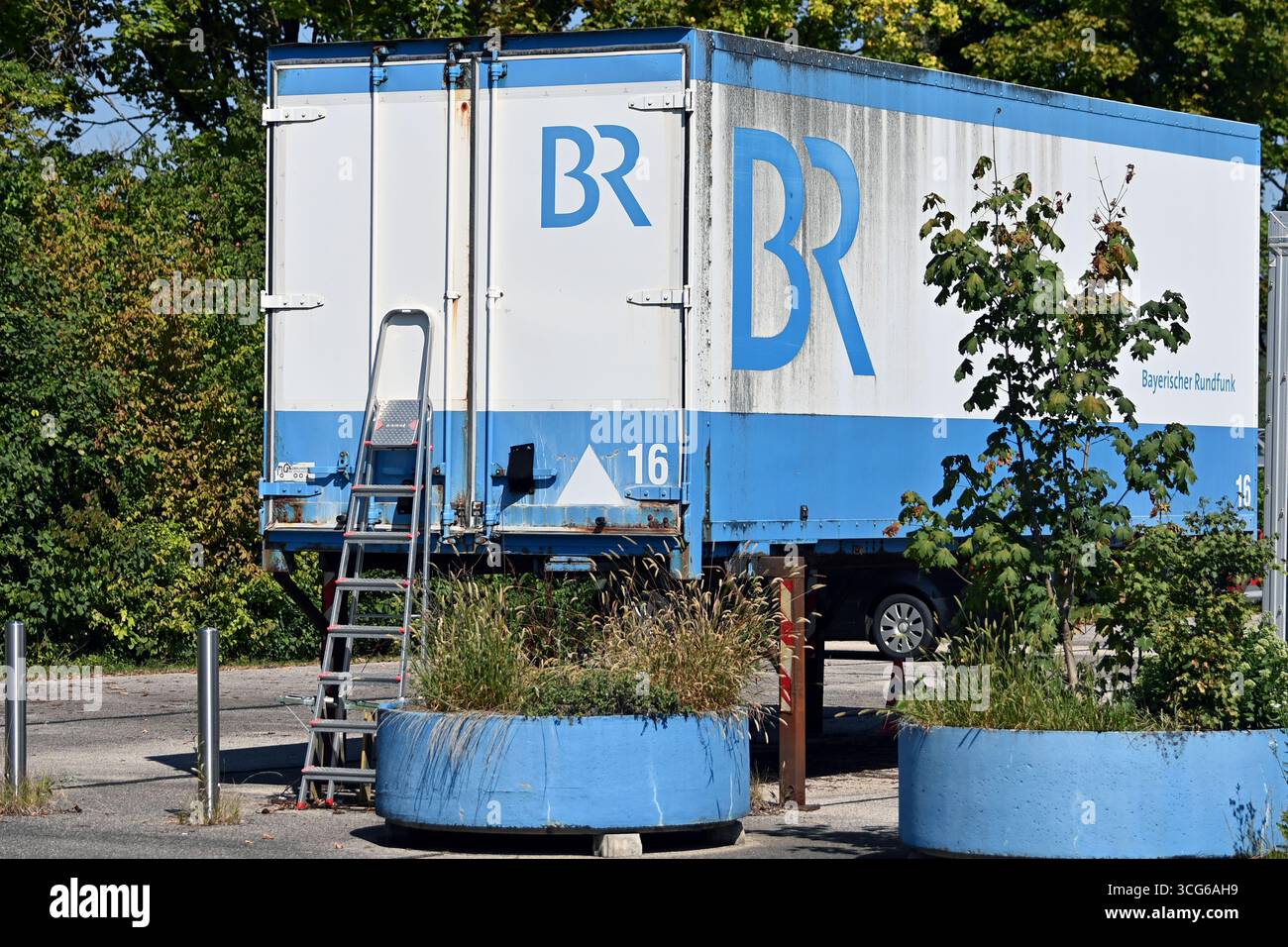 Unterfoehring, Germania. 26 agosto 2025. Bayerischer Rundfunk BR, centro di trasmissione Unerfoehring, logo, logo della stazione, emblema della stazione, emblema su un contenitore, ingiallito, resistente agli agenti atmosferici. Credito: dpa/Alamy Live News Foto Stock