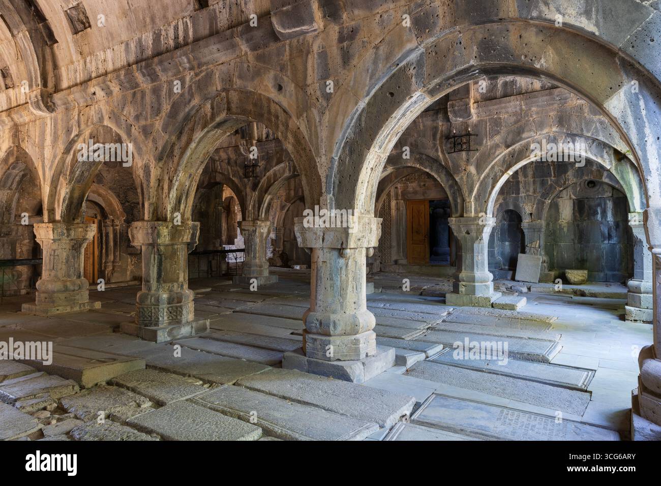 Il vestibolo (gavit) della chiesa di S. Astvatsatsin (1211) nel monastero di Sanahin ad Alaverdi, Armenia Foto Stock