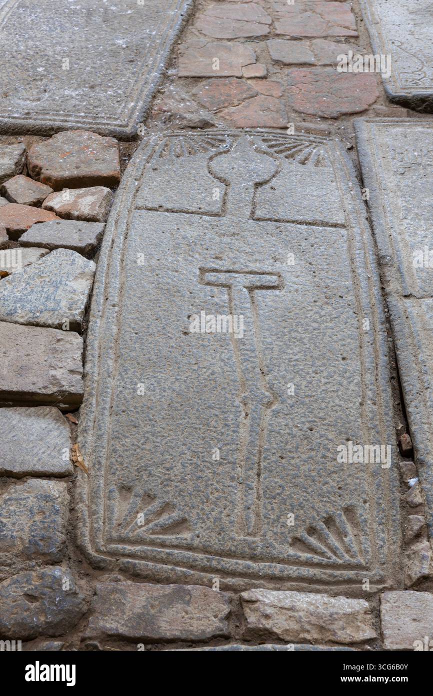 Primo piano di una tomba nel vestibolo (gavit) della chiesa di Sant'Astvatsatsin (1211) nel monastero di Sanahin ad Alaverdi, Armenia Foto Stock
