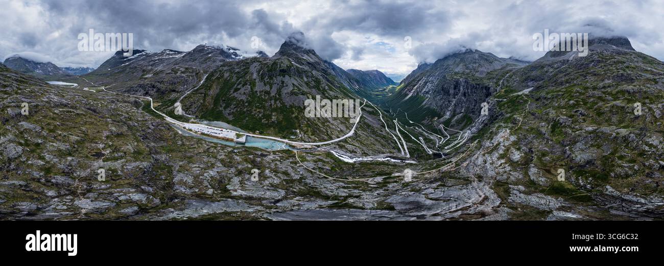 Vista panoramica aerea di Trollstigen, con la sua strada tortuosa, tornanti incorniciati da picchi torreggianti. Popolare attrazione turistica estiva in Norvegia Foto Stock