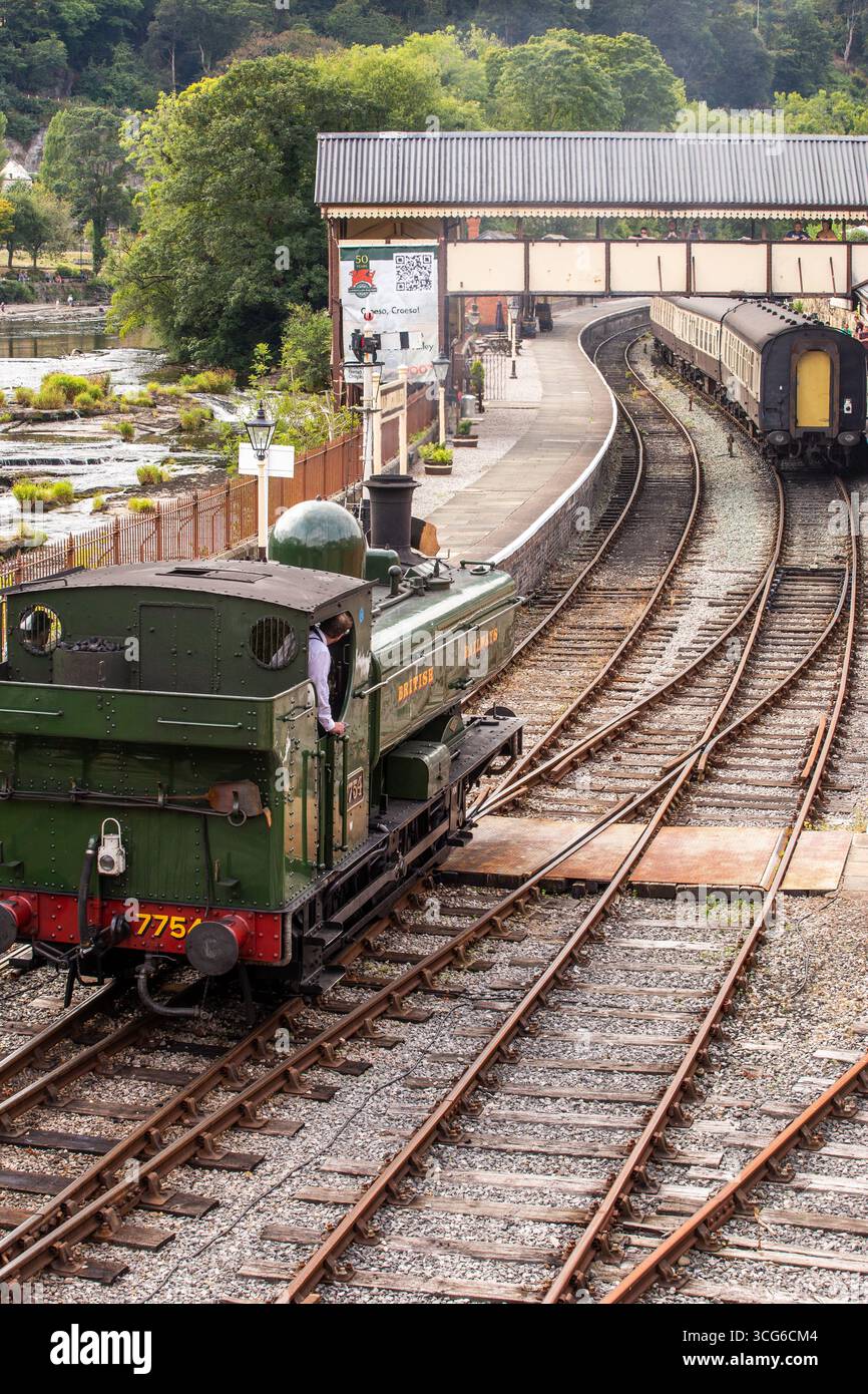 Treno a vapore nella stazione della città di Llangollen nel galles settentrionale Foto Stock
