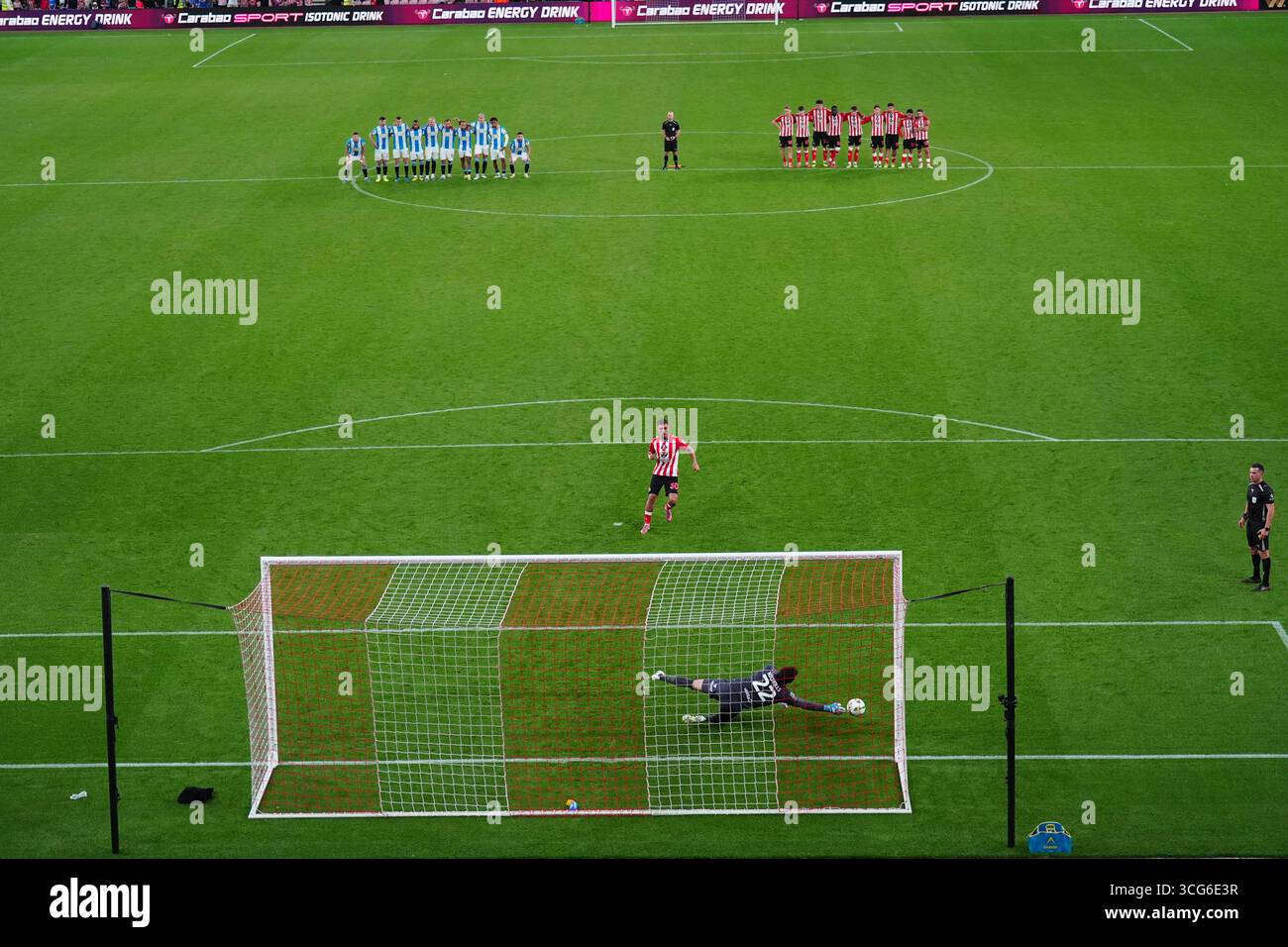 Il Milan Aleksic del Sunderland durante i calci di rigore durante la partita del secondo turno della Carabao Cup allo Stadio della luce di Sunderland. Data foto: Martedì 26 agosto 2025. Foto Stock