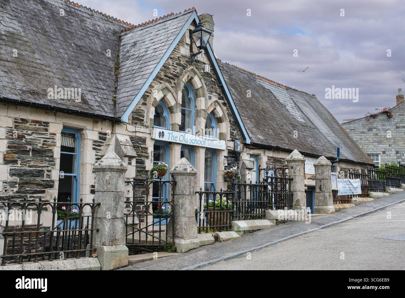 Port Isaac, Cornovaglia, Inghilterra, Regno Unito. The Old School Hotel and Restaurant. Foto Stock